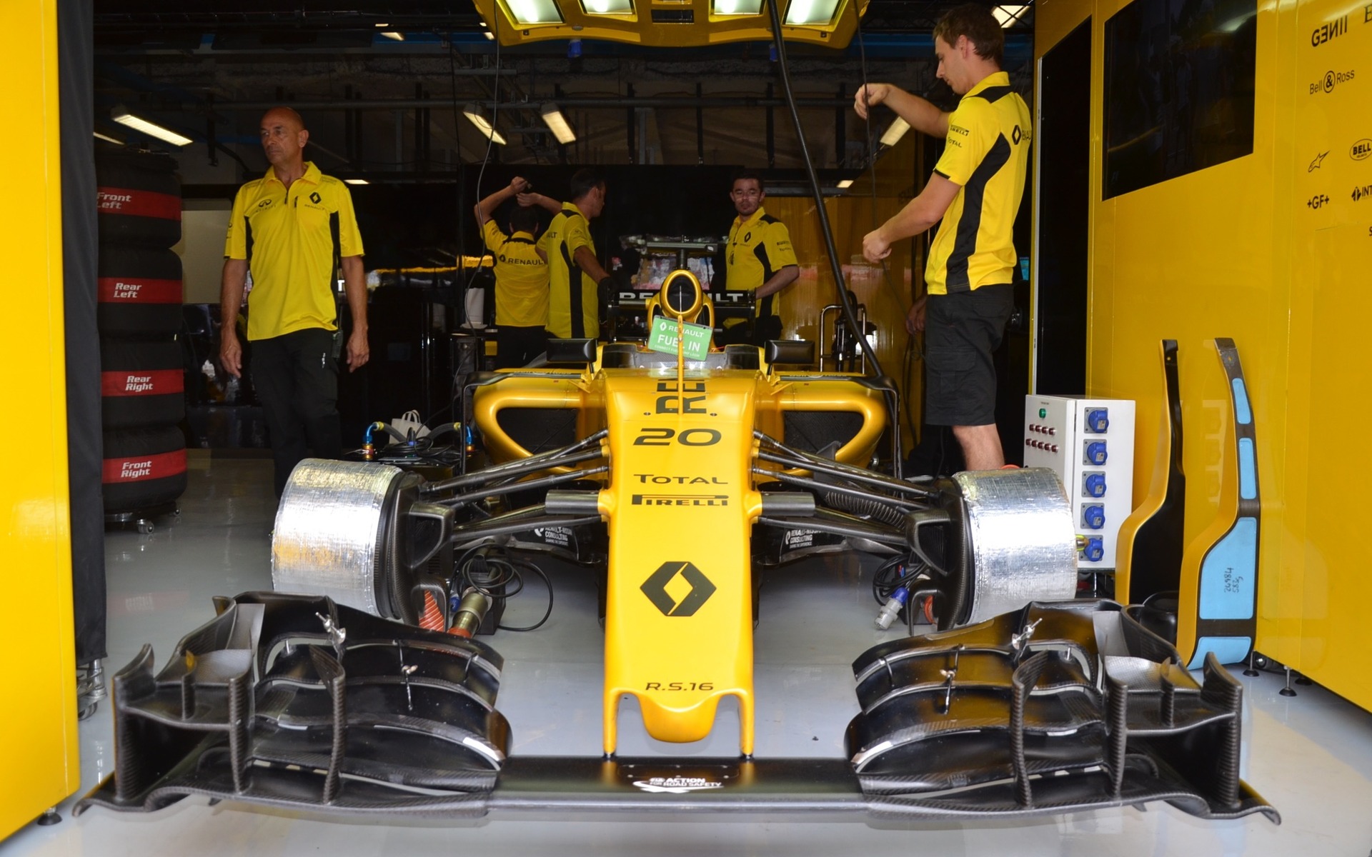 La Renault RS16 dans les garages de l'écurie Renault Sport à Monza