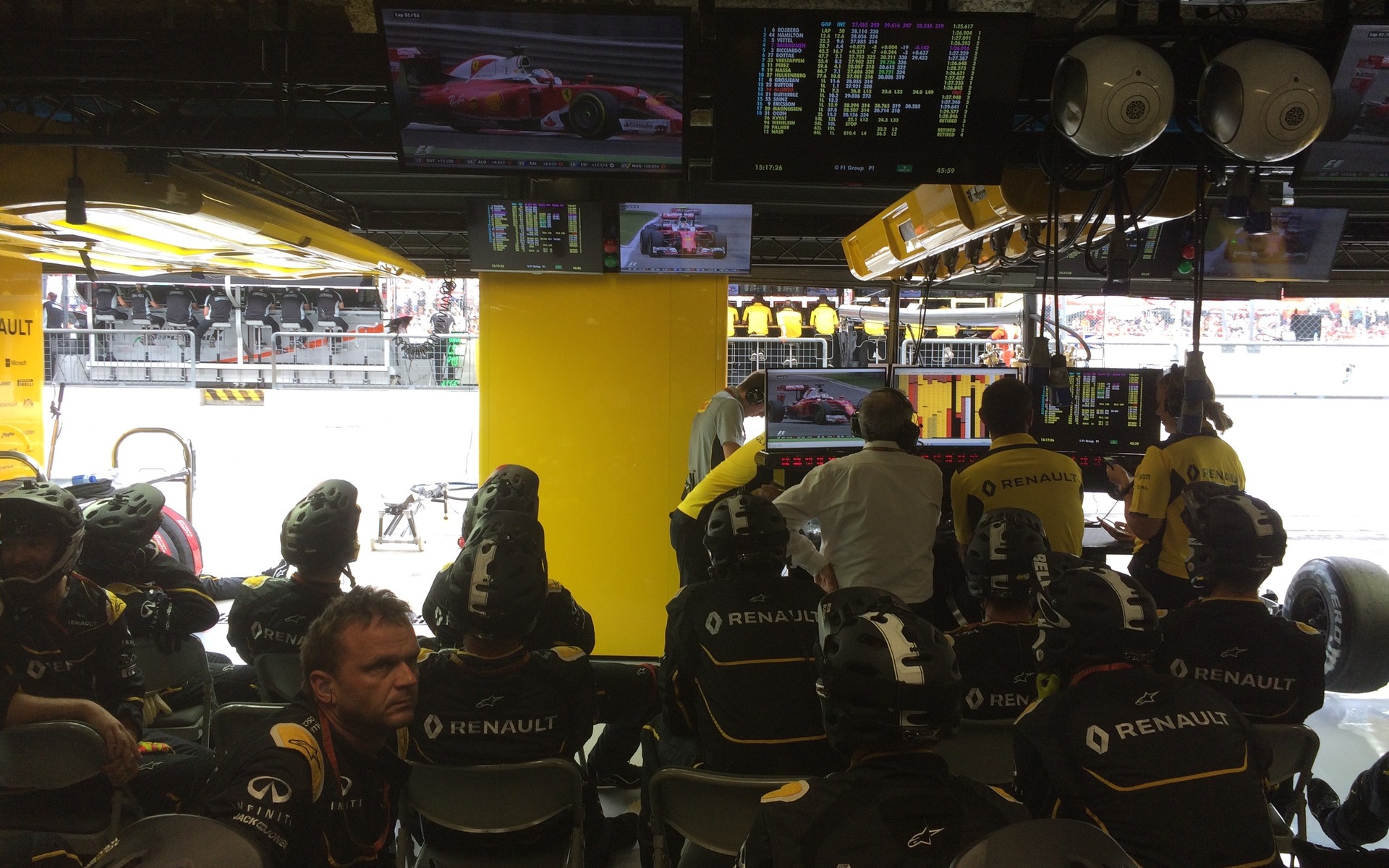L'équipe Renault Sport dans les garages à Monza