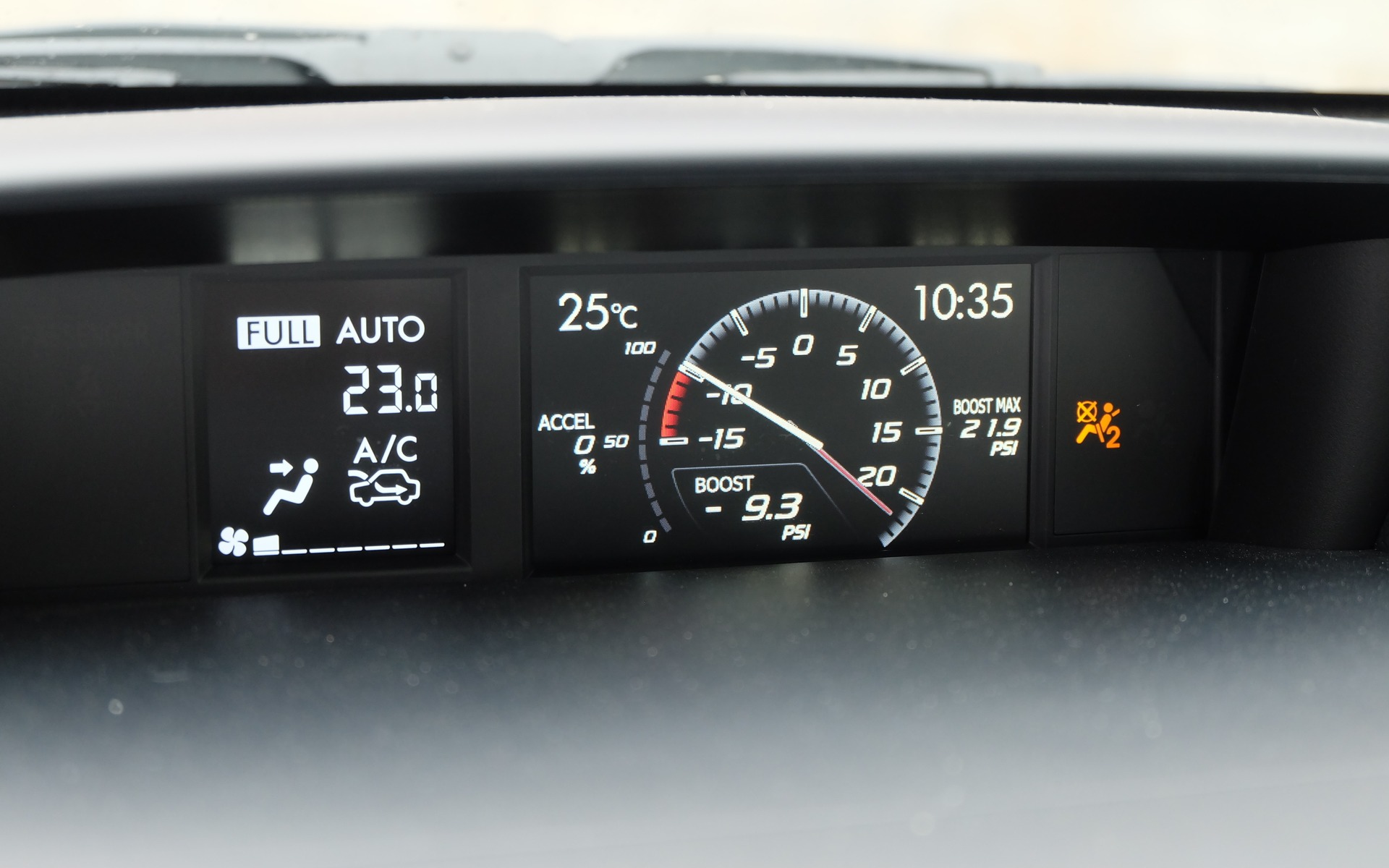 In the centre screen, there is a digital boost gauge, among other things.