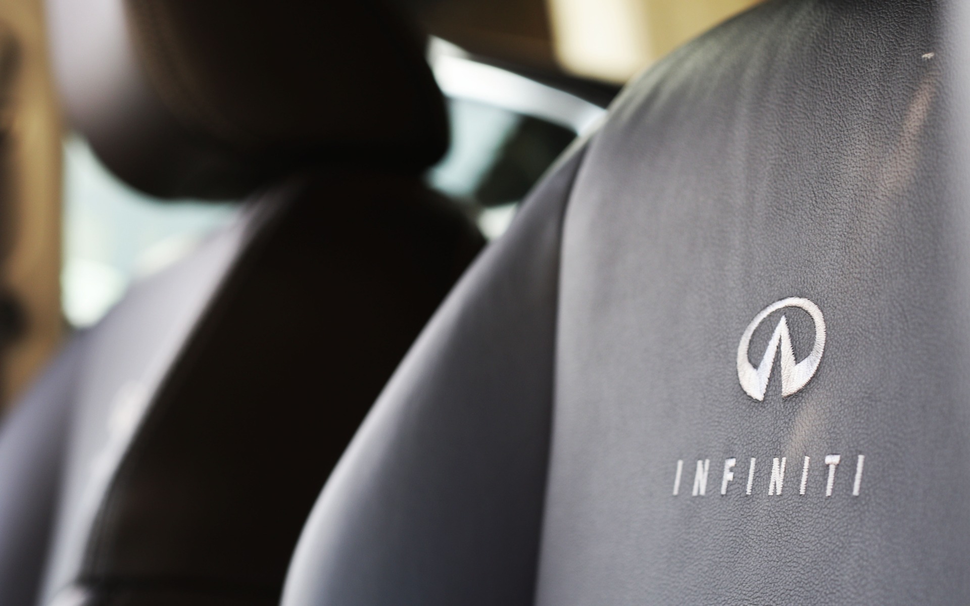 Infiniti Q50 Hybrid 2016 - sièges avant très confortables.