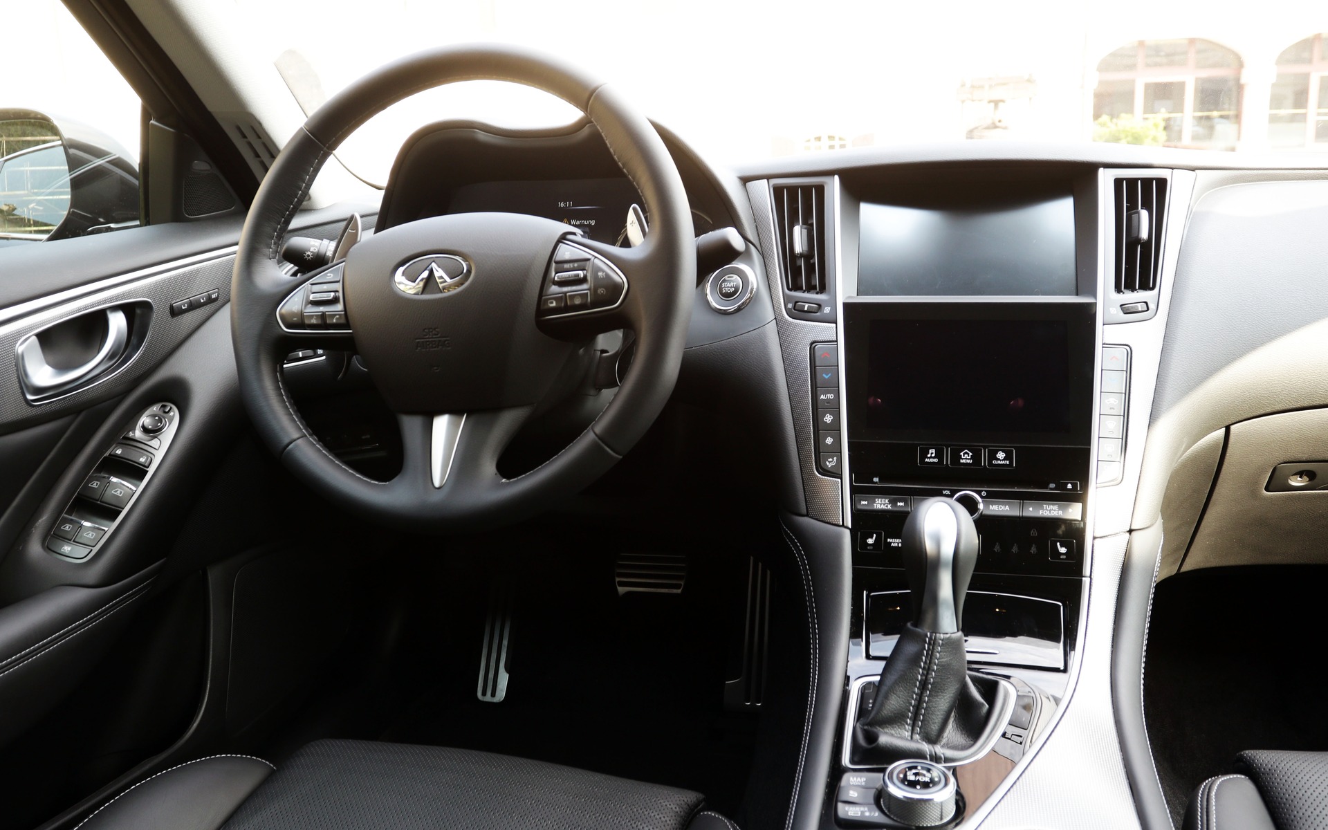 Infiniti Q50 Hybrid 2016 - Cockpit avec deux écrans tactiles superposés