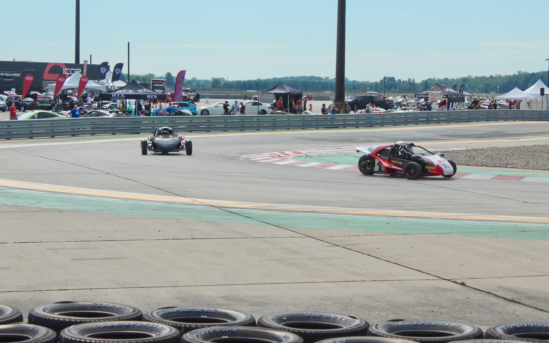 Des T-Rex de Campagna sur la piste au Super Auto Show