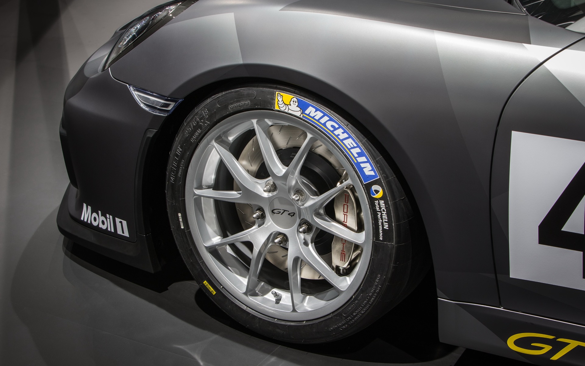 Porsche Cayman GT4 Clubsport - Pneus « slicks » Michelin de course. 