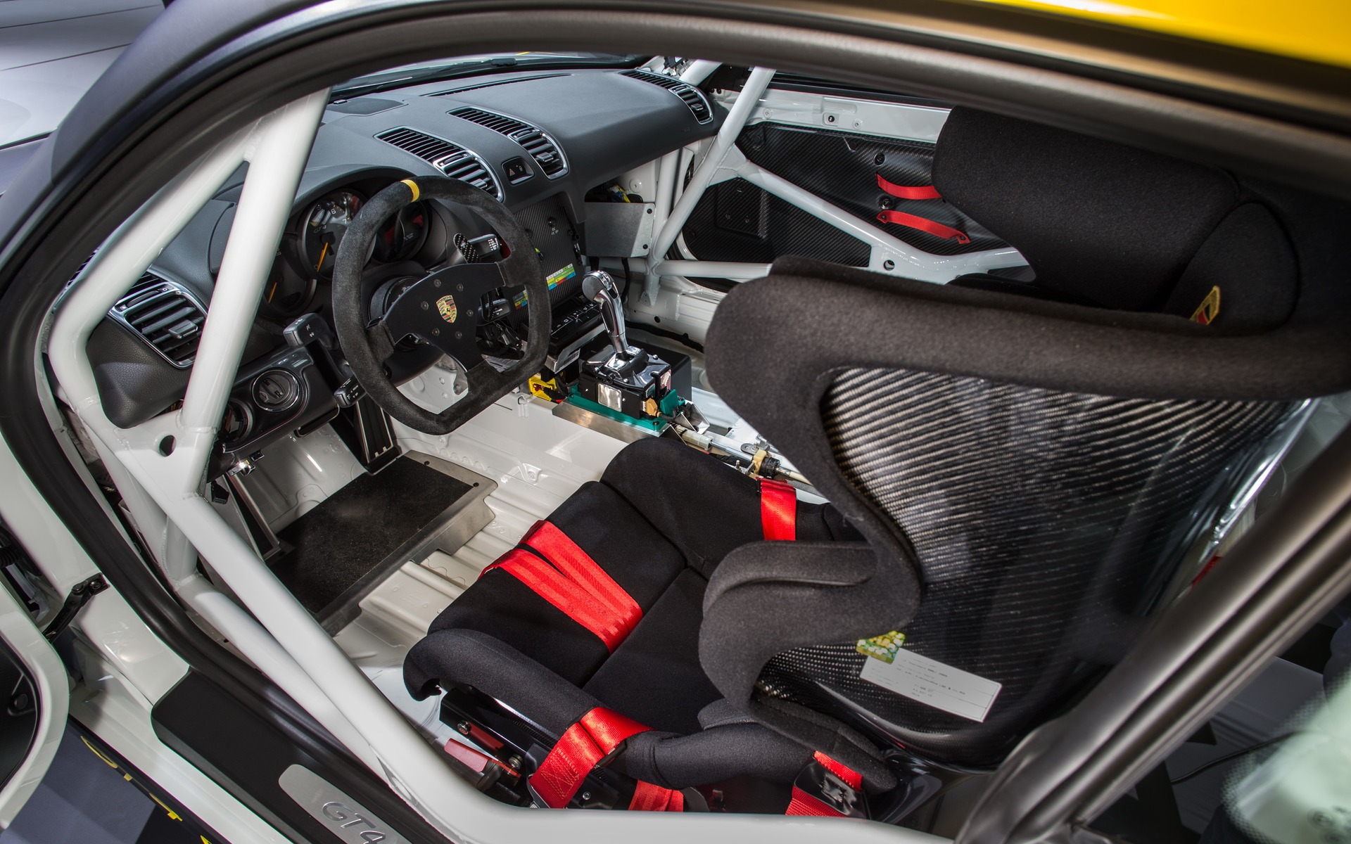 Porsche Cayman GT4 Clubsport - Détail de l'habitacle.
