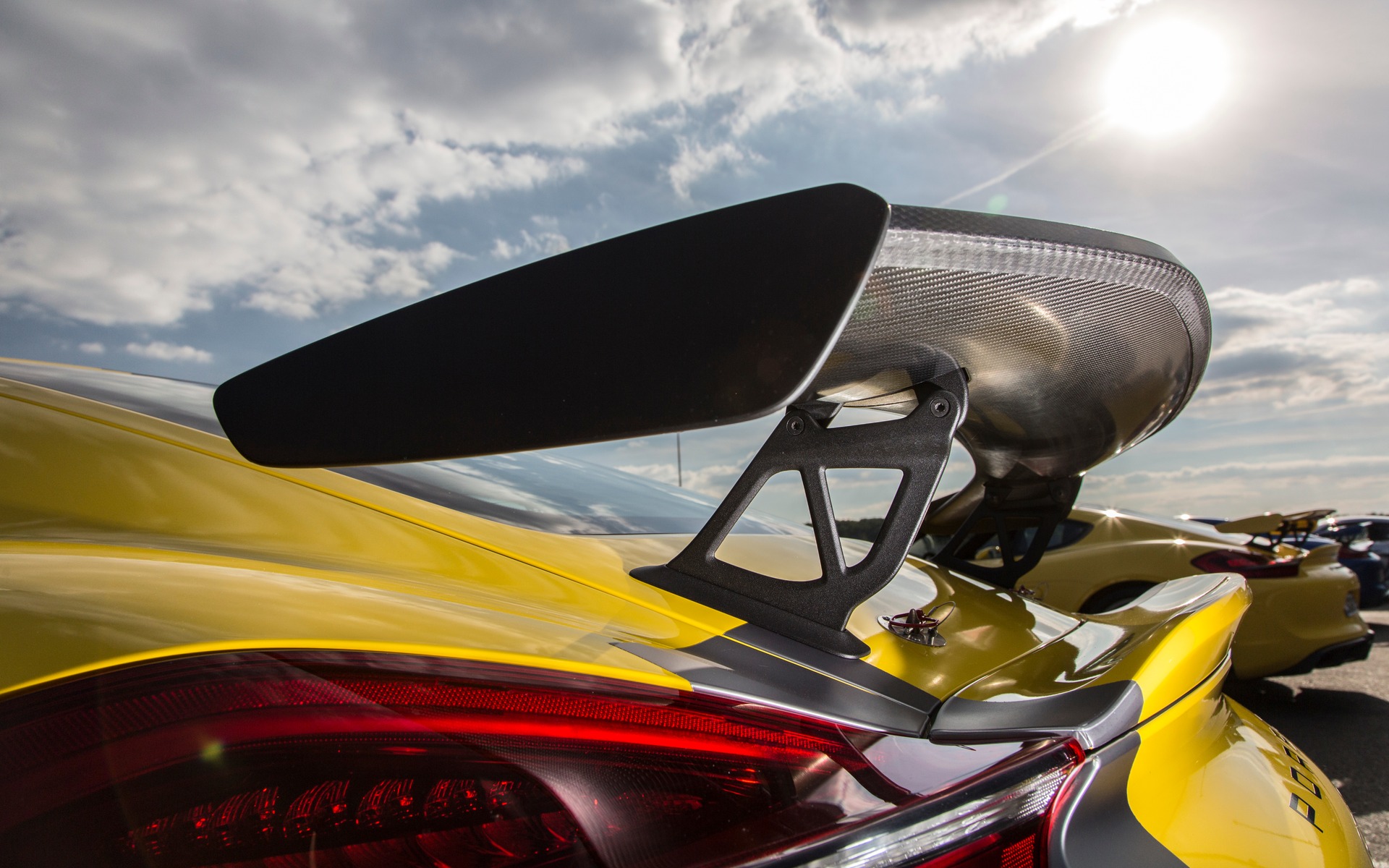 Porsche GT4 Clubsport et MR - Aileron arrière massif en fibre de carbone.
