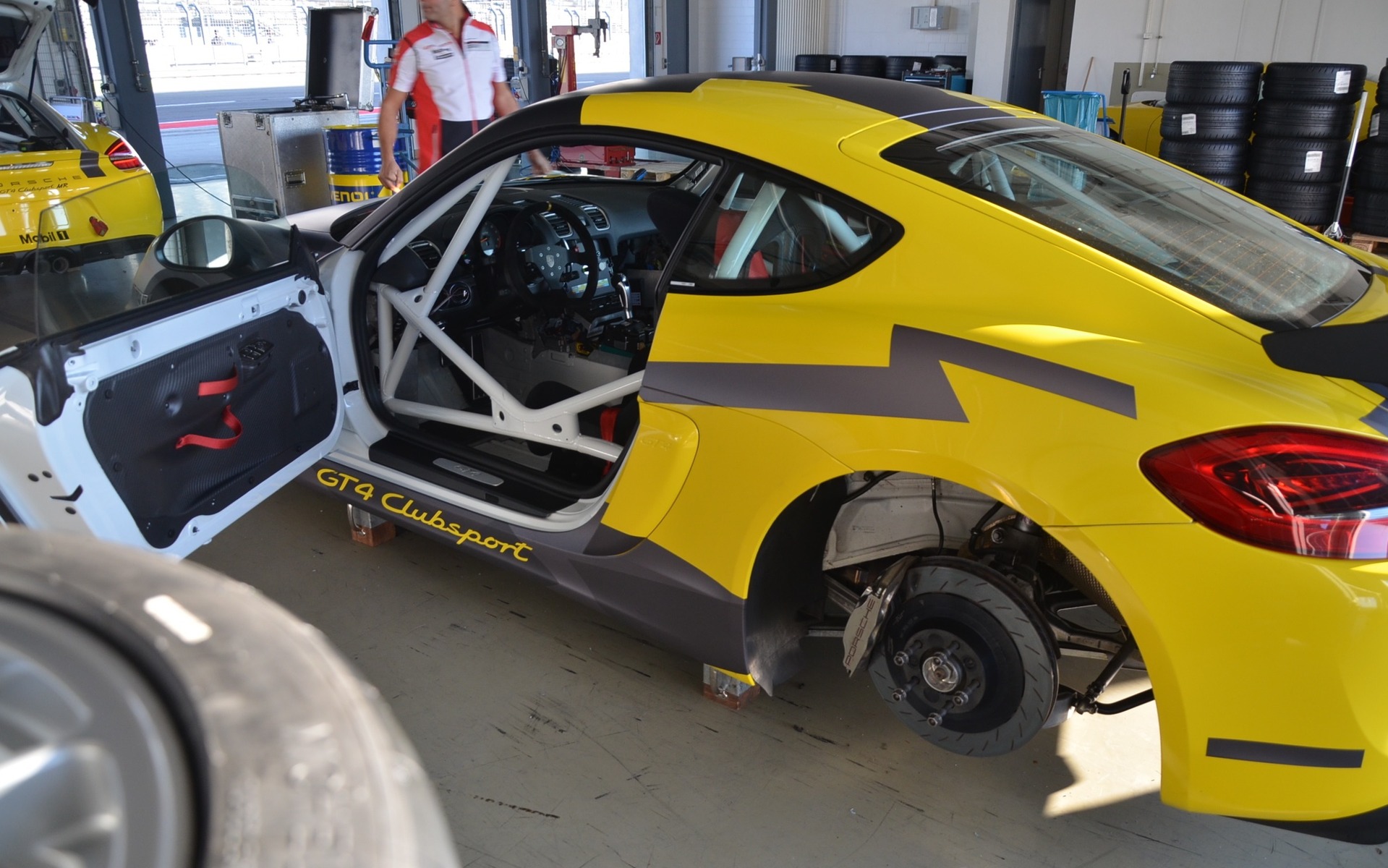 Porsche GT4 Clubsport - Stripped cabin and racing equipment.