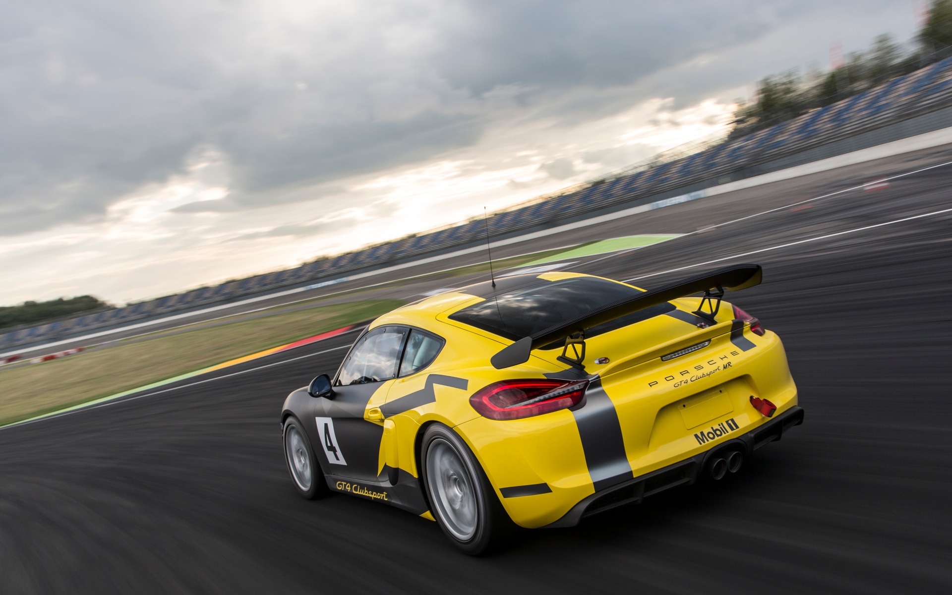 Porsche GT4 Clubsport MR - Approved for international competition.