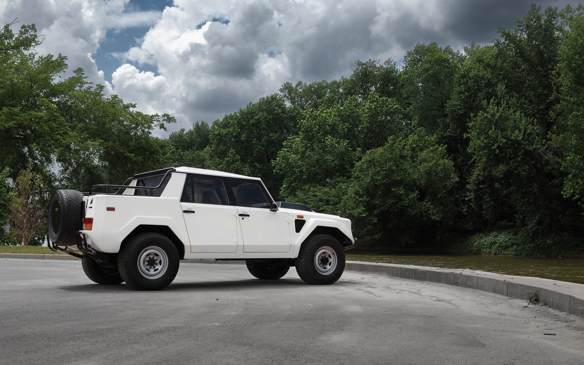 Lamborghini LM002 : 444 horsepower