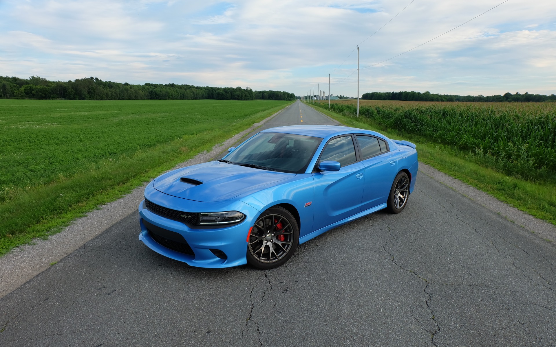 la Dodge Charger SRT 392, peinte ici en Bleu B5 nacré