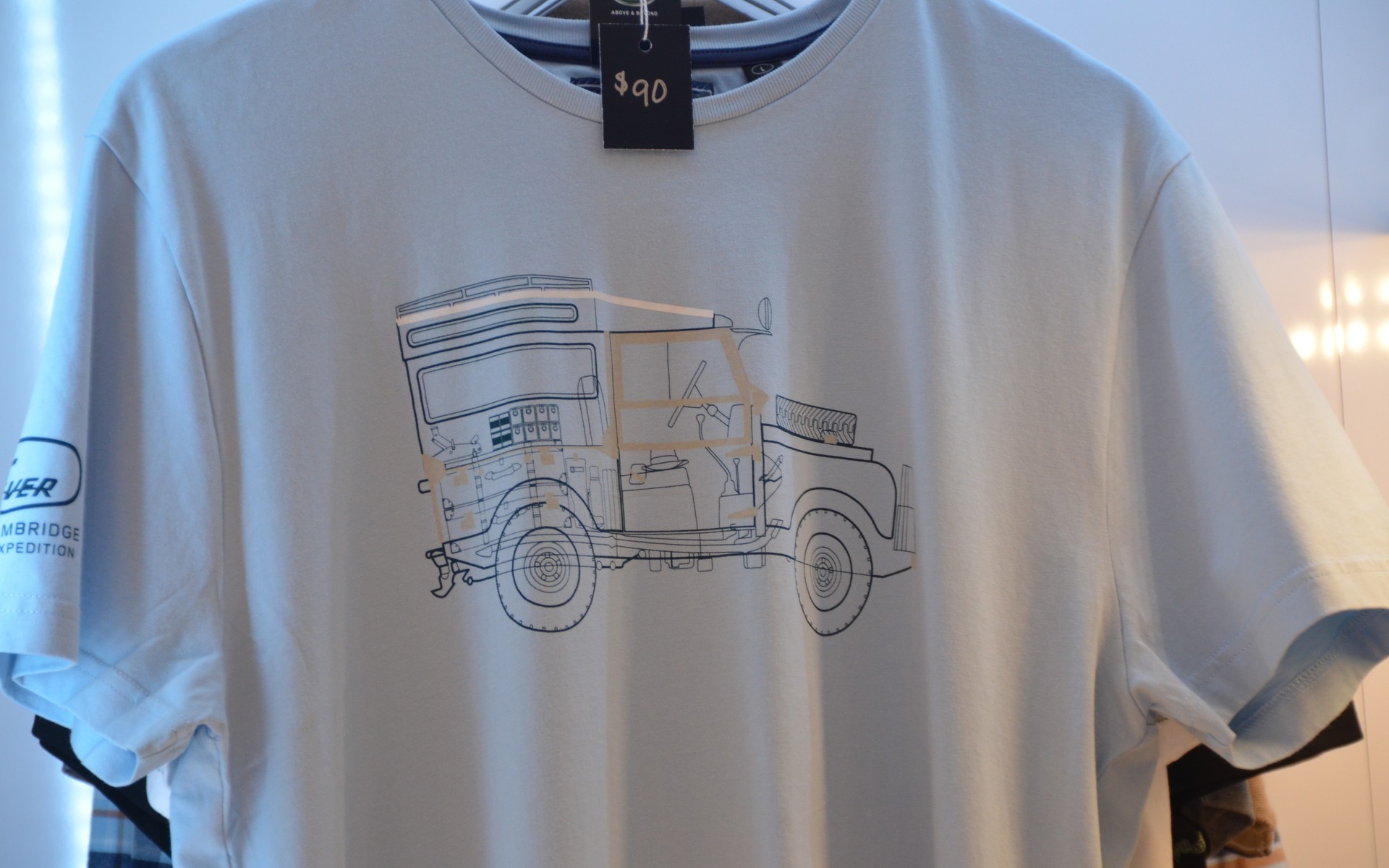 <p>Superbe T-shirt de Land Rover. Un ti-peu cher par contre.</p>