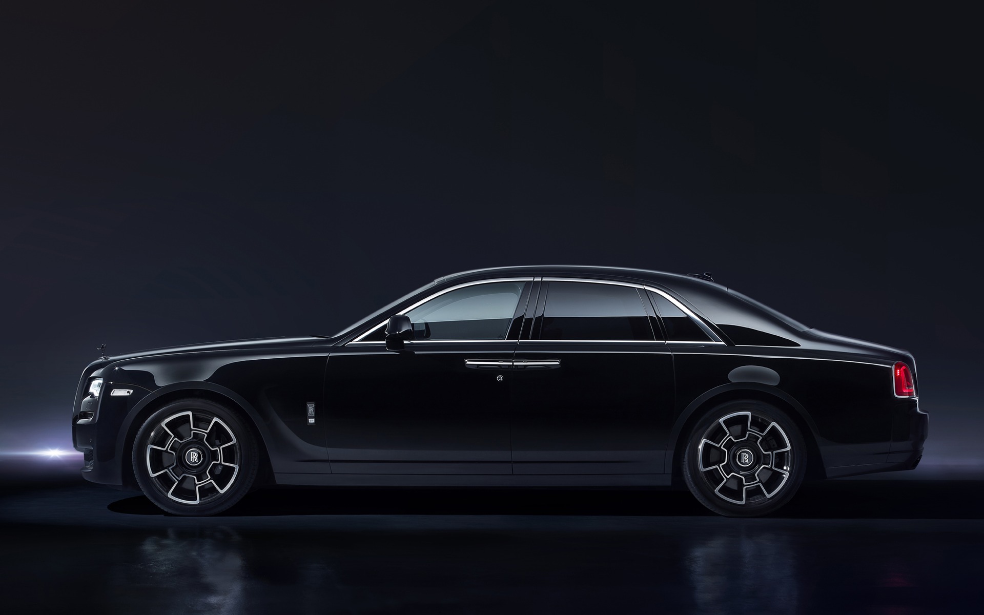<p>Rolls-Royce Ghost Black Badge 2017</p>