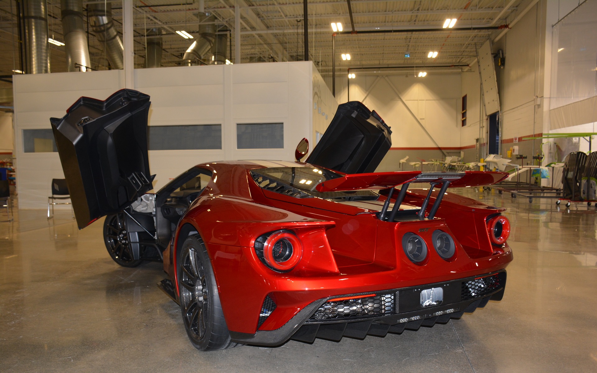 <p>The all-new 2017 Ford GT rolls off the line in Canada.</p>