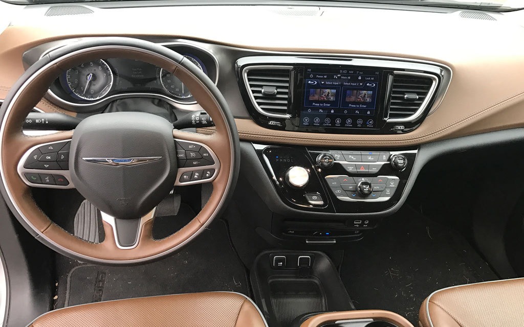 <p>2017 Chrysler Pacifica</p>