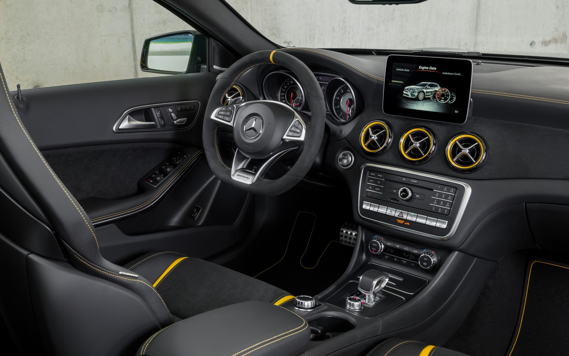 <p>Mercedes-AMG GLA 45 4MATIC 2018 avec l'ensemble Studio Performance.</p>