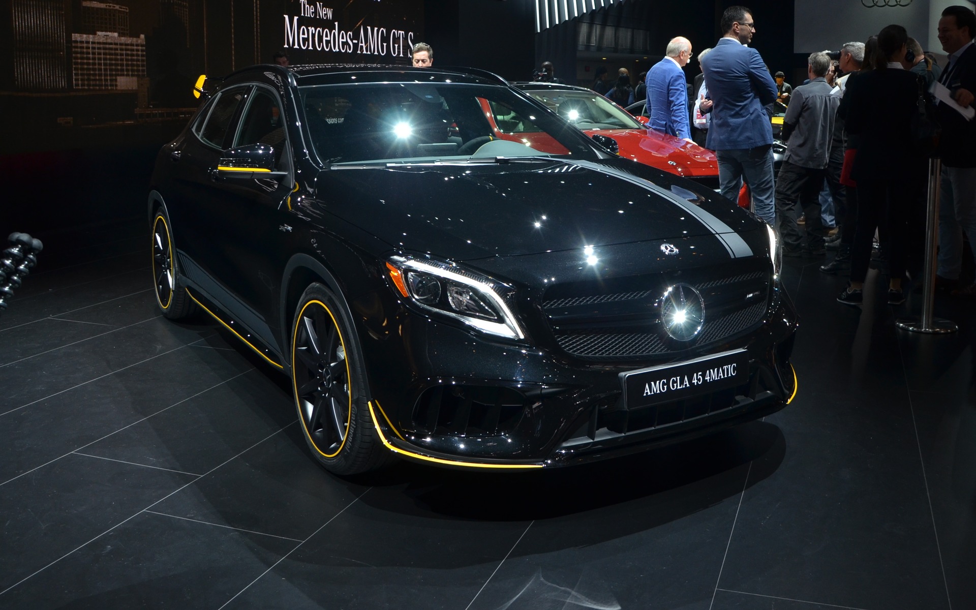 Mercedes-AMG GLA 45 4MATIC 2018 avec l'ensemble Studio Performance.