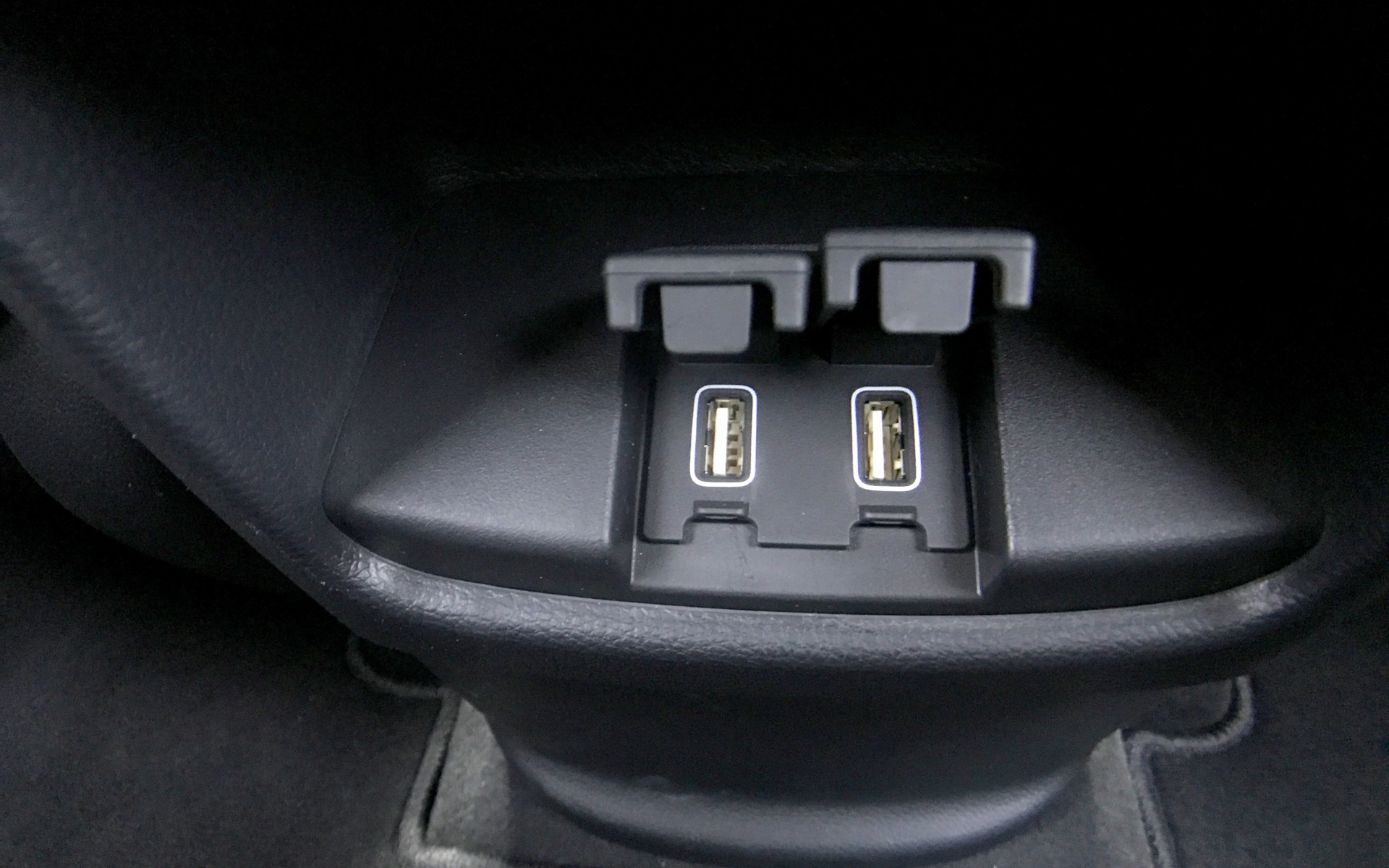 <p>Honda CR-V 2017 - Deux ports USB aux places arri&egrave;re.</p>