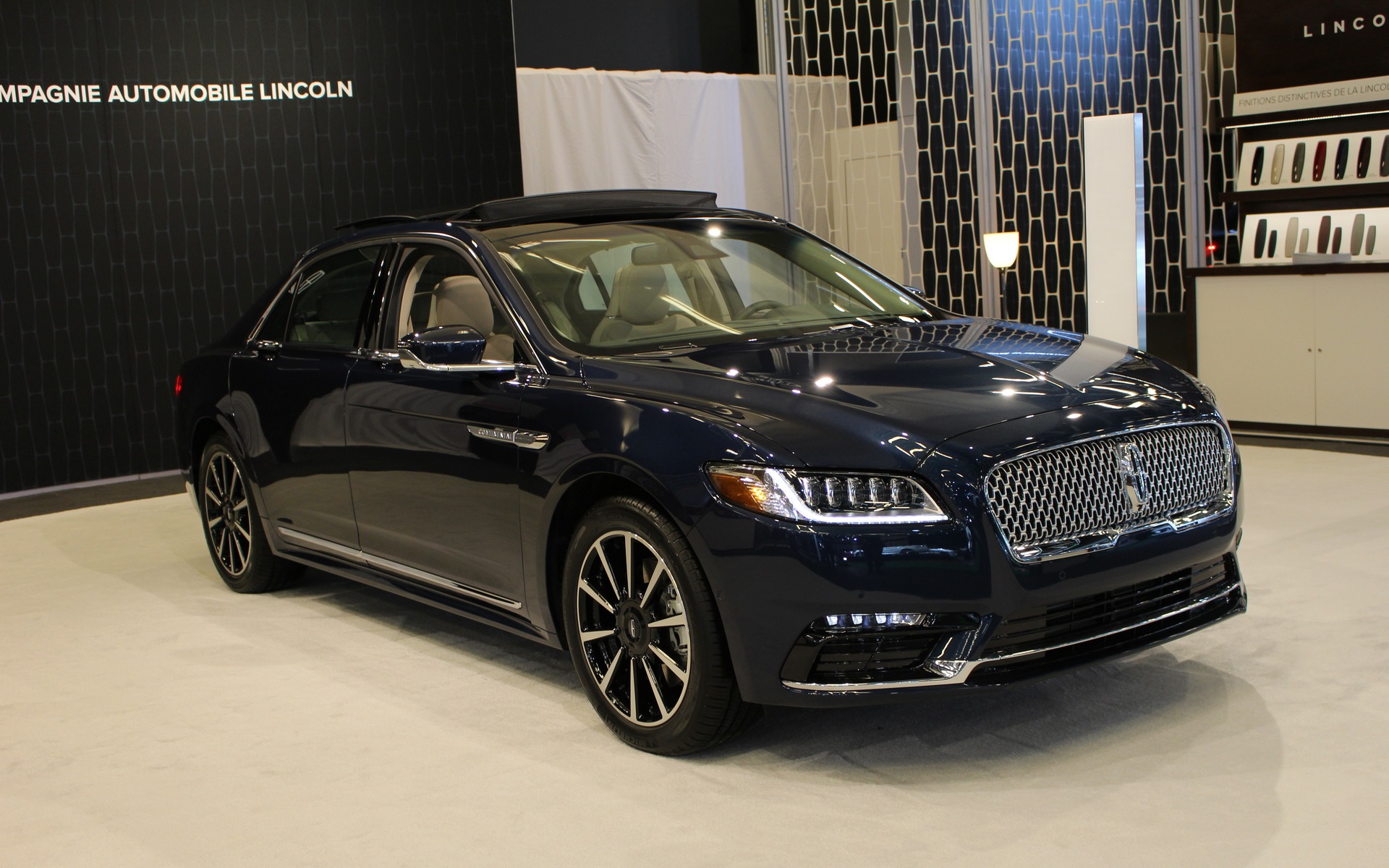 <p>2017 Lincoln Continental</p>