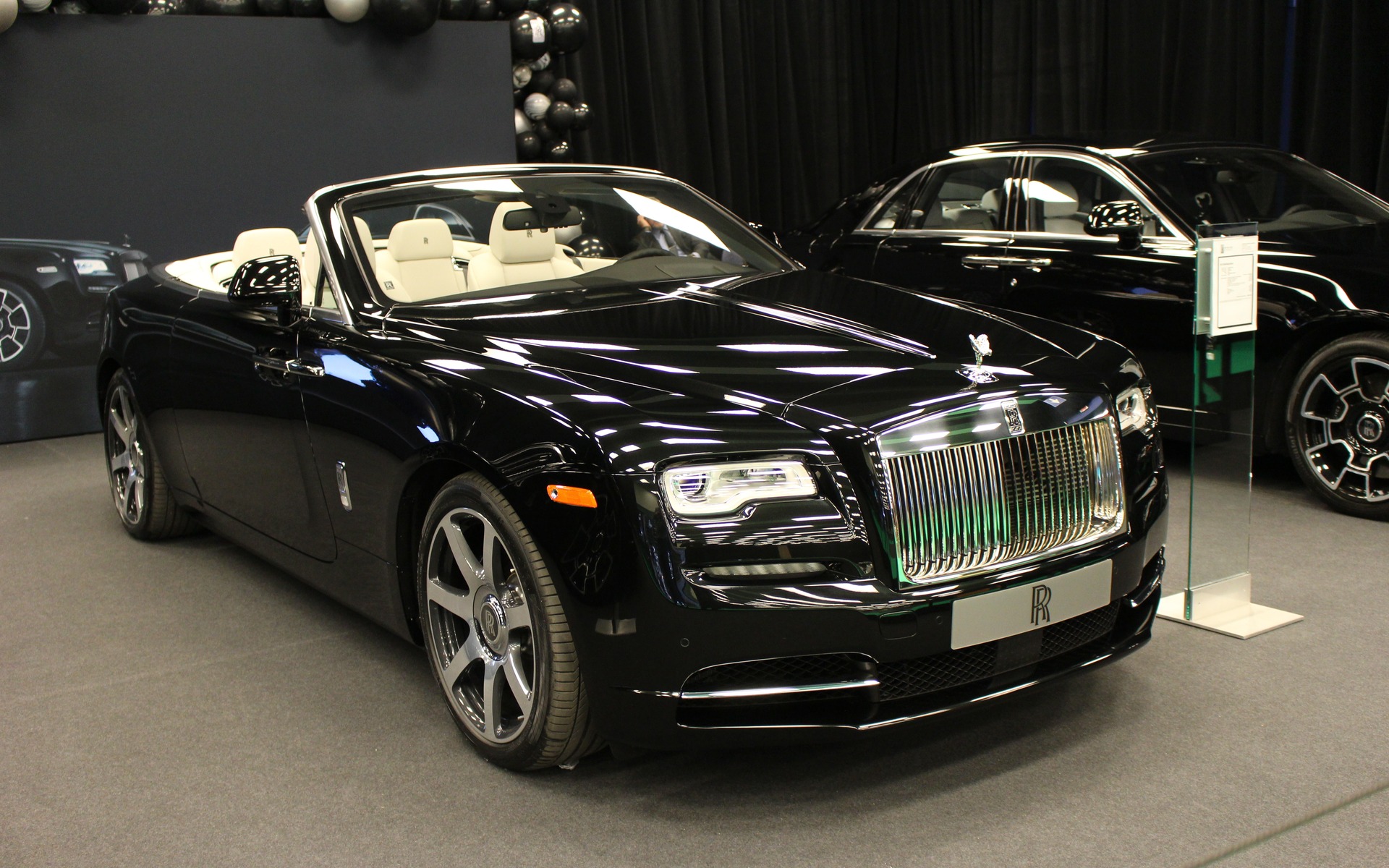 <p>2017 Rolls-Royce Dawn</p>