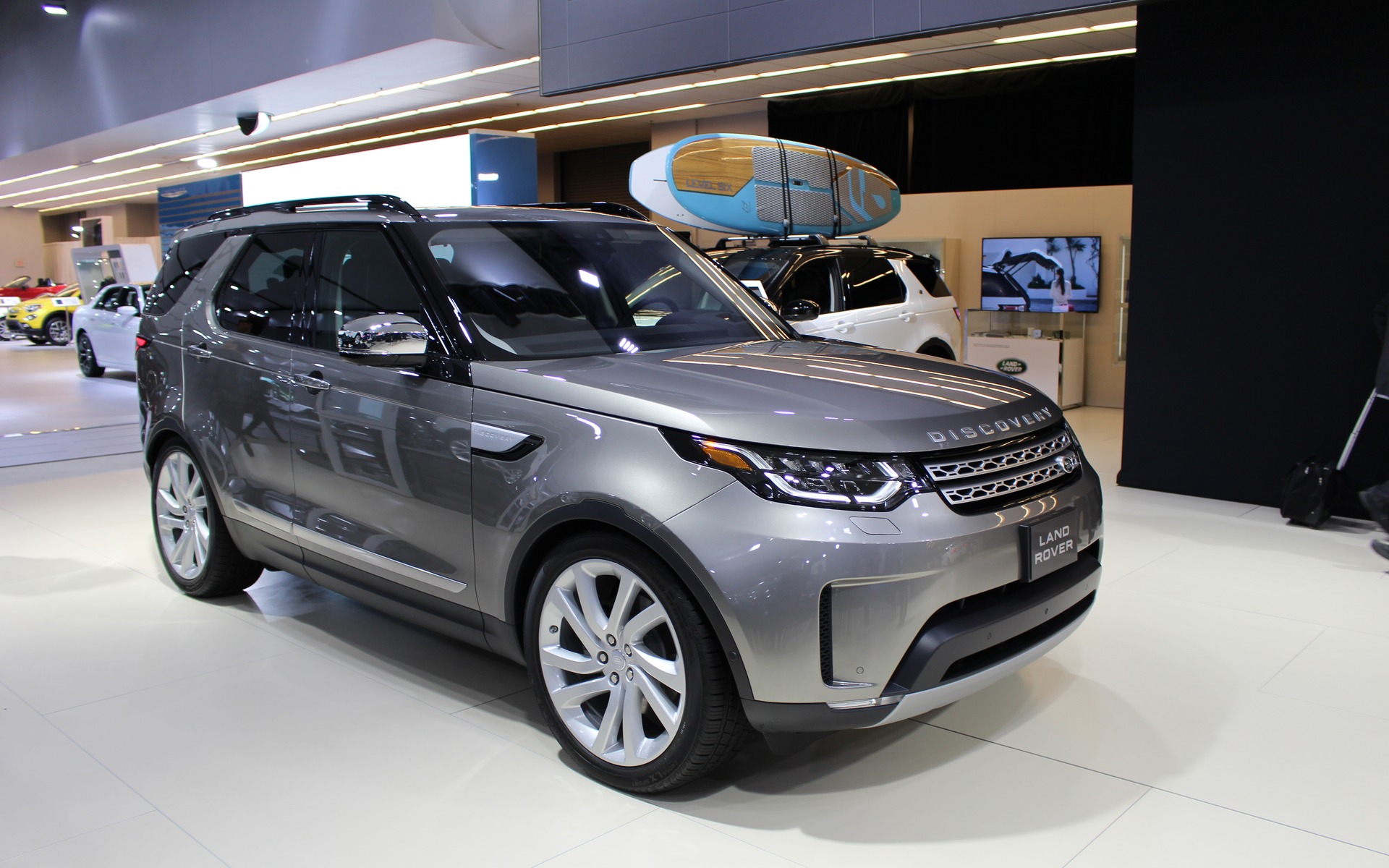 <p>2017 Land Rover Discovery</p>