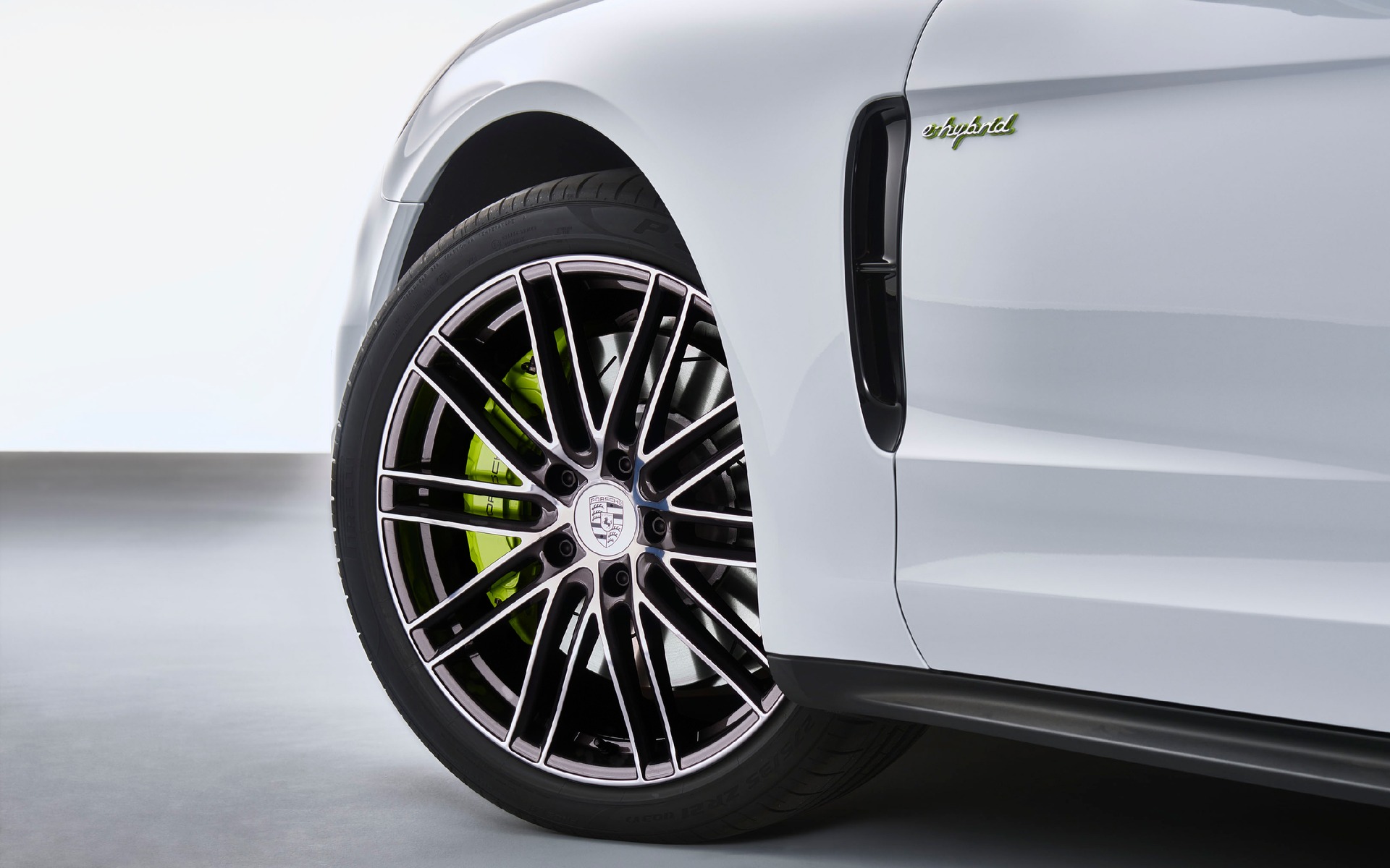 <p>2018 Porsche Panamera 4 E-Hybrid</p>