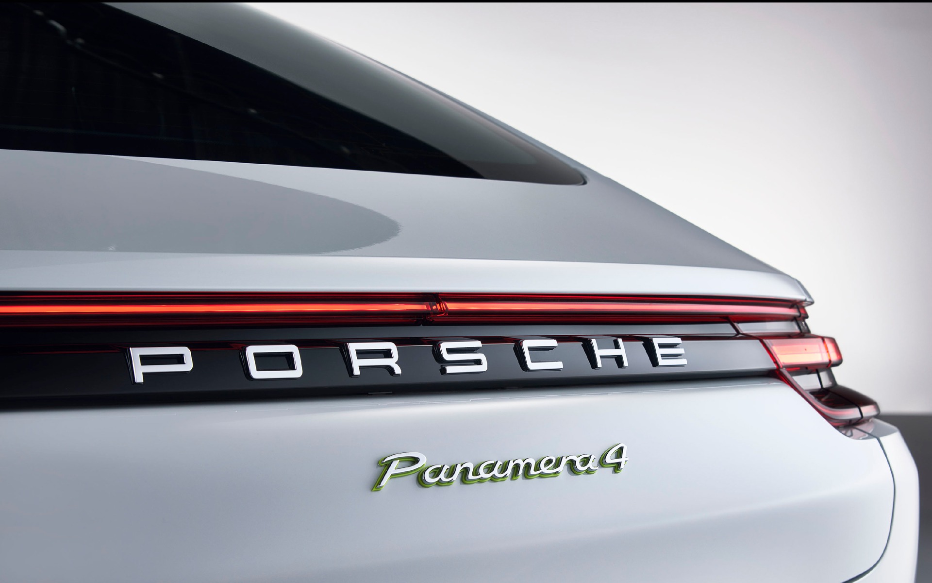 <p>2018 Porsche Panamera 4 E-Hybrid</p>