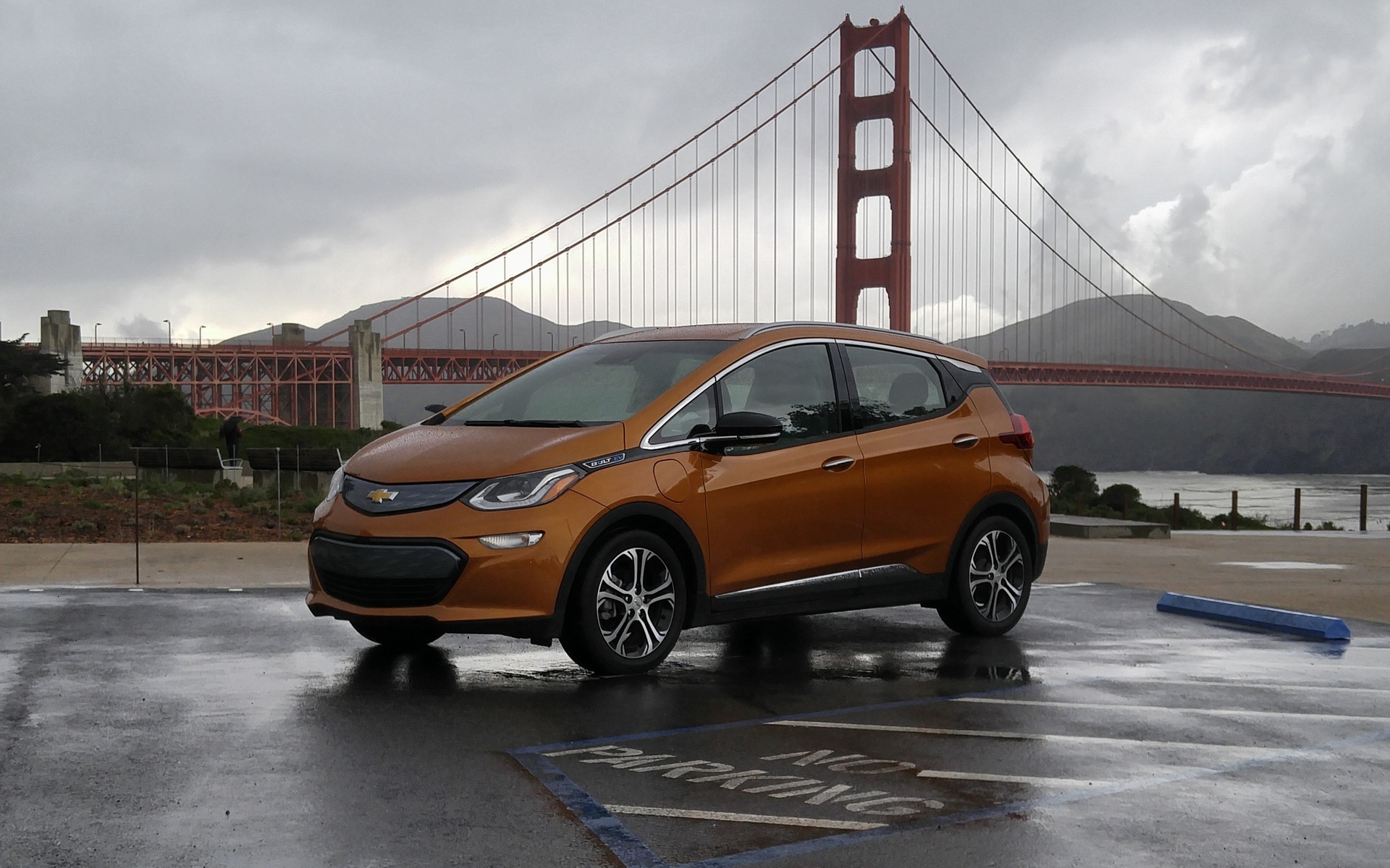 <p>La Bolt EV devant le fameux Golden Gate.</p>
