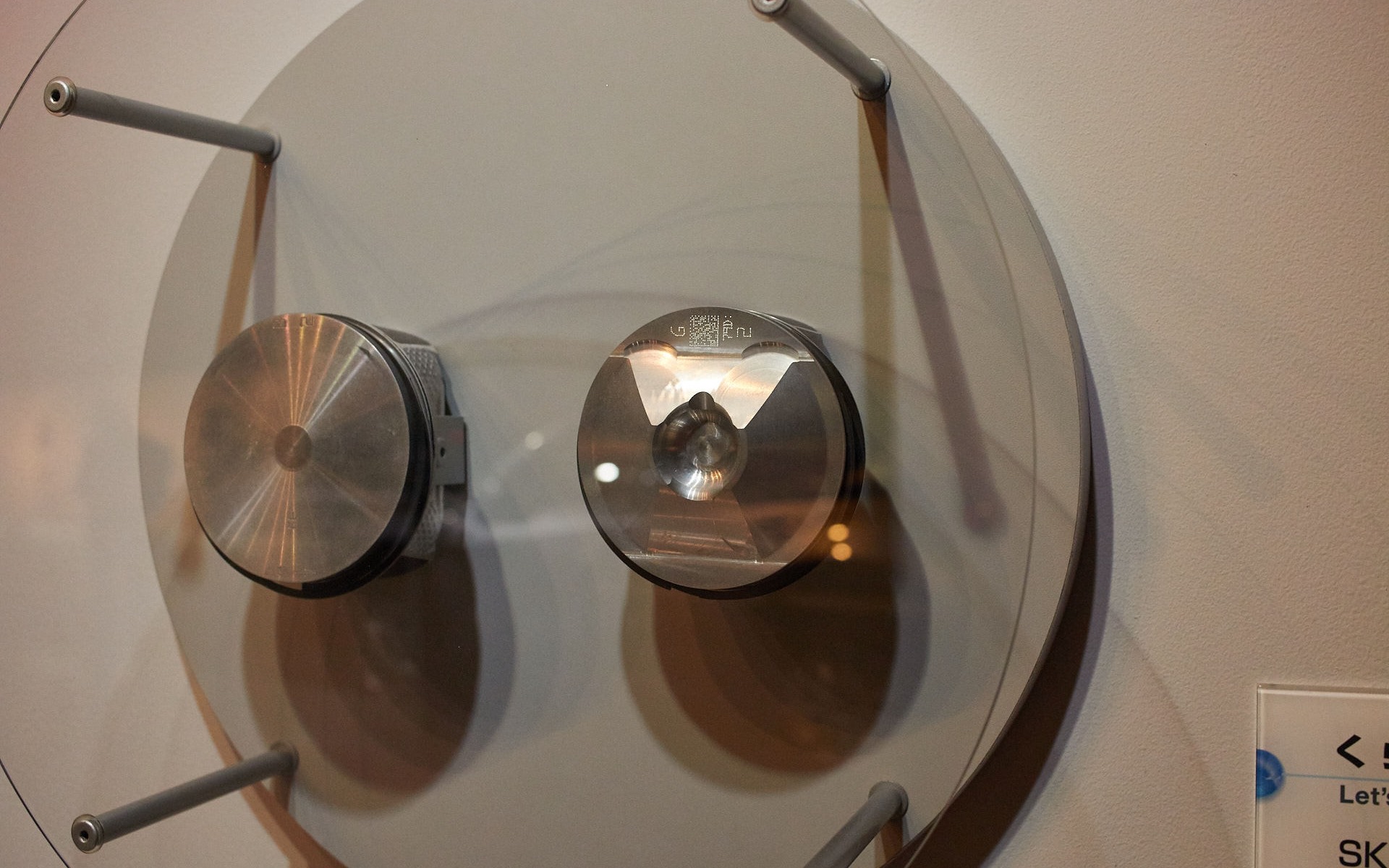 <p>Un piston normal vs un piston SkyActive, &agrave; droite</p>