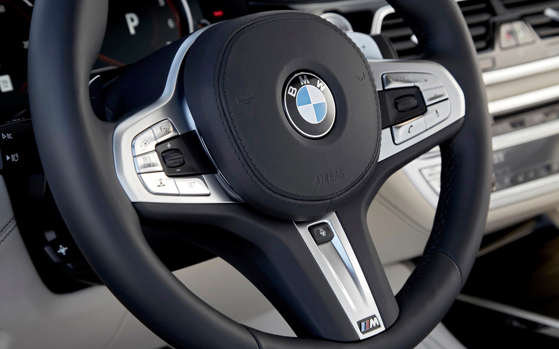 <p>BMW M760Li xDrive 2018 - Volant sport multifonctions avec logo M.</p>