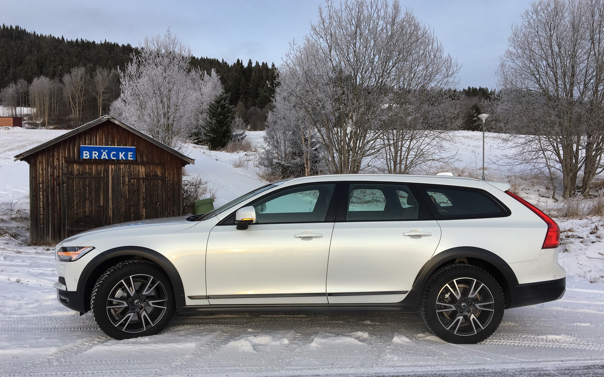 <p>2017 Volvo V90 Cross Country</p>