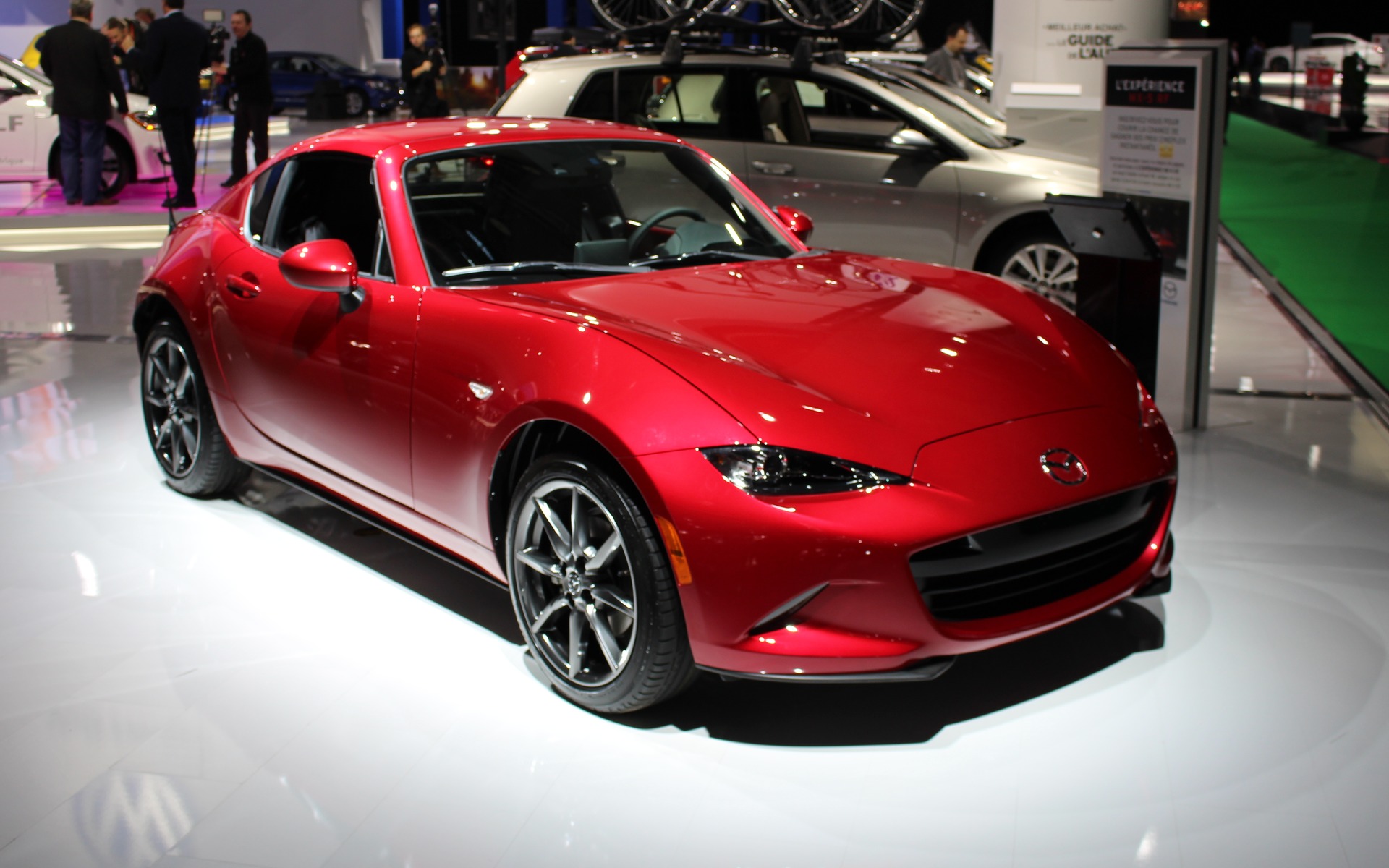 <p>Mazda MX-5 RF 2017 au Salon de Montreal</p>