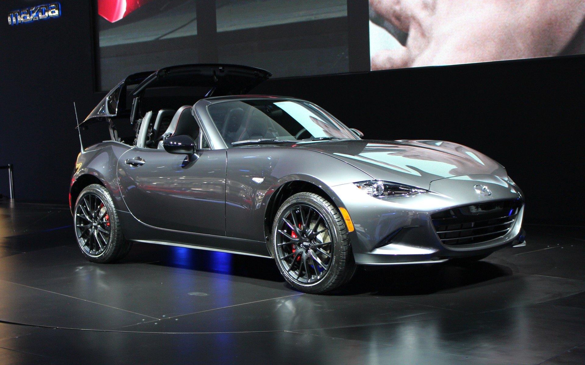 <p>Mazda MX-5 RF 2017 au Salon de Toronto 2017</p>