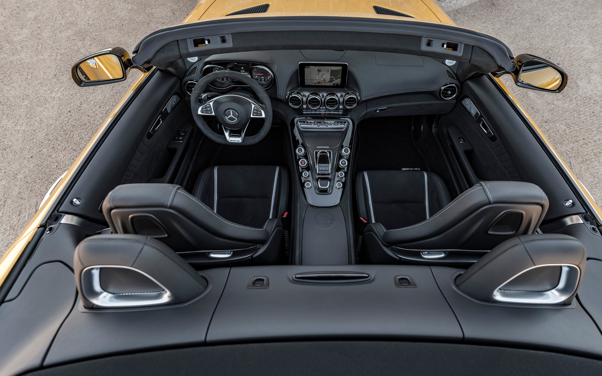 <p>2018 Mercedes-AMG GT C Roadster - Cockpit-style layout.</p>