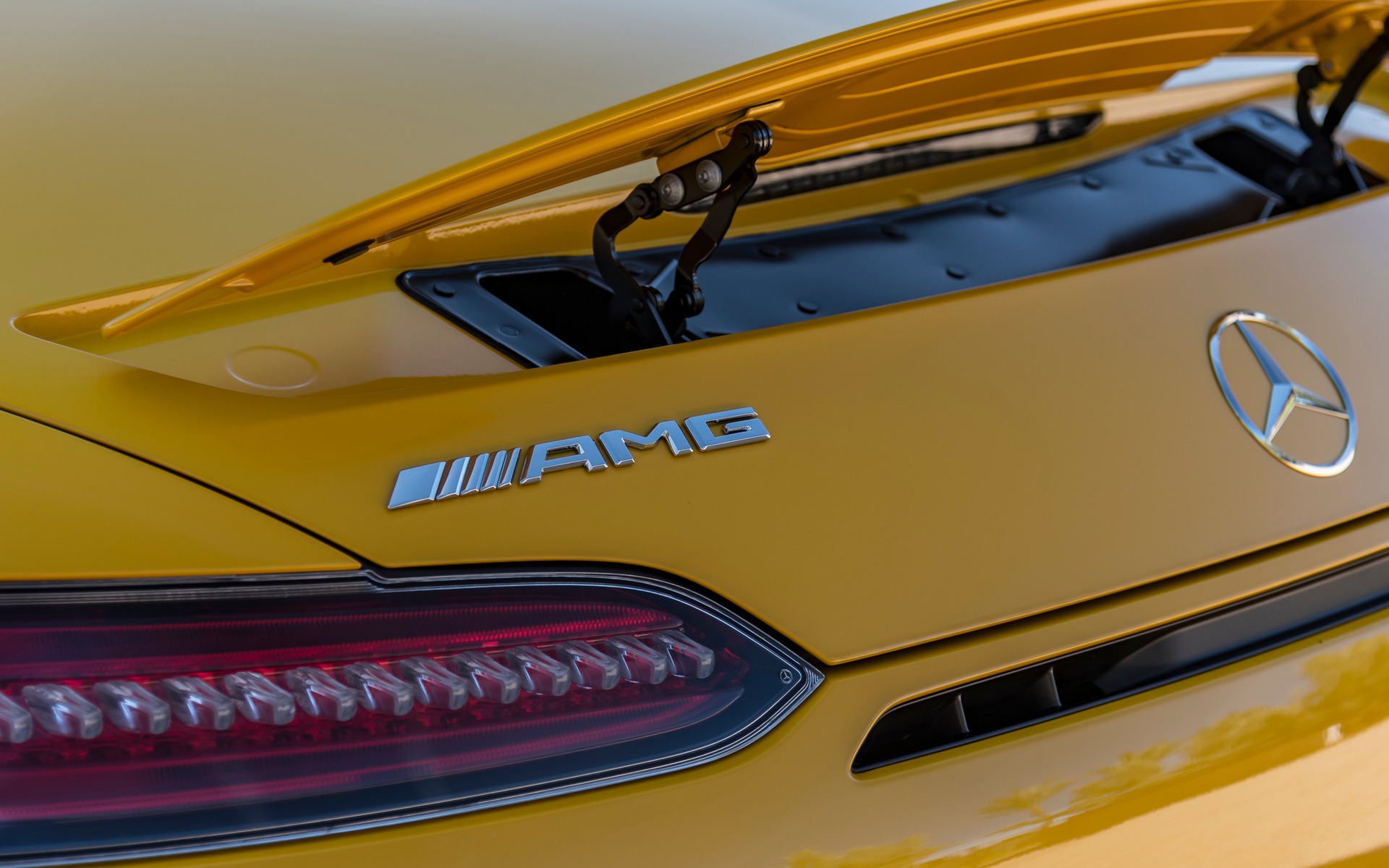 <p>2018 Mercedes-AMG GT C Roadster - Power retractable rear spoiler.</p>