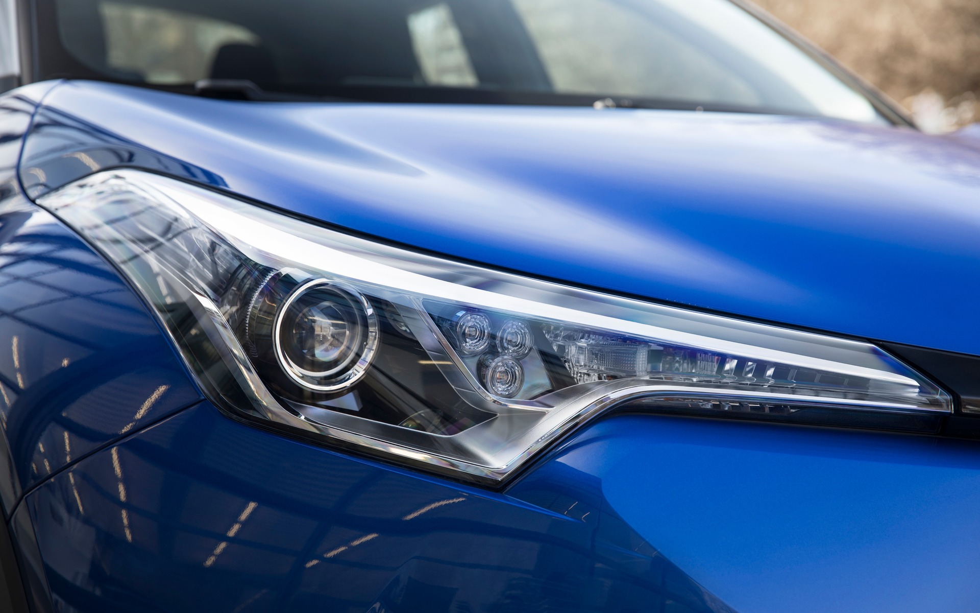 <p>2018 Toyota C-HR - Halogen headlamps and LED daytime running lights.</p>