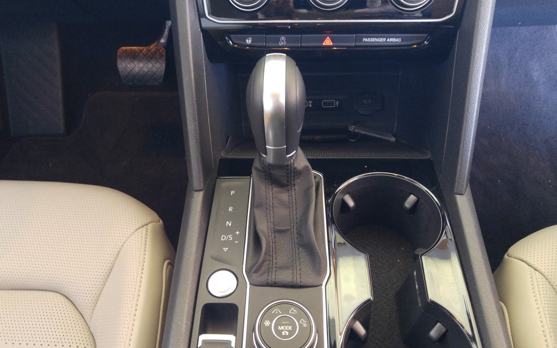 <p>La bo&icirc;te automatique compte huit rapports.</p>