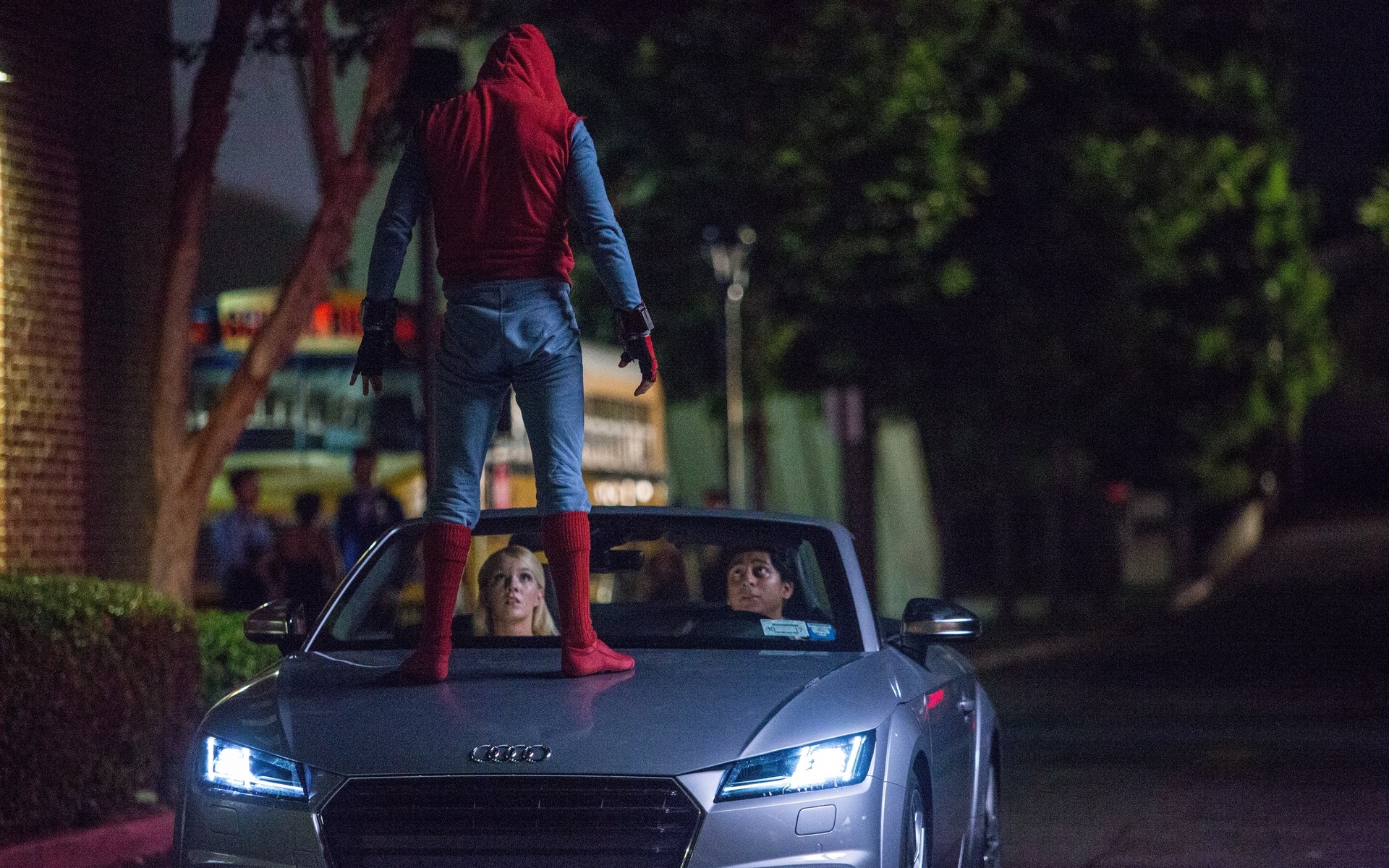 Spider-Man sitzt am Steuer des neuen Audi A8