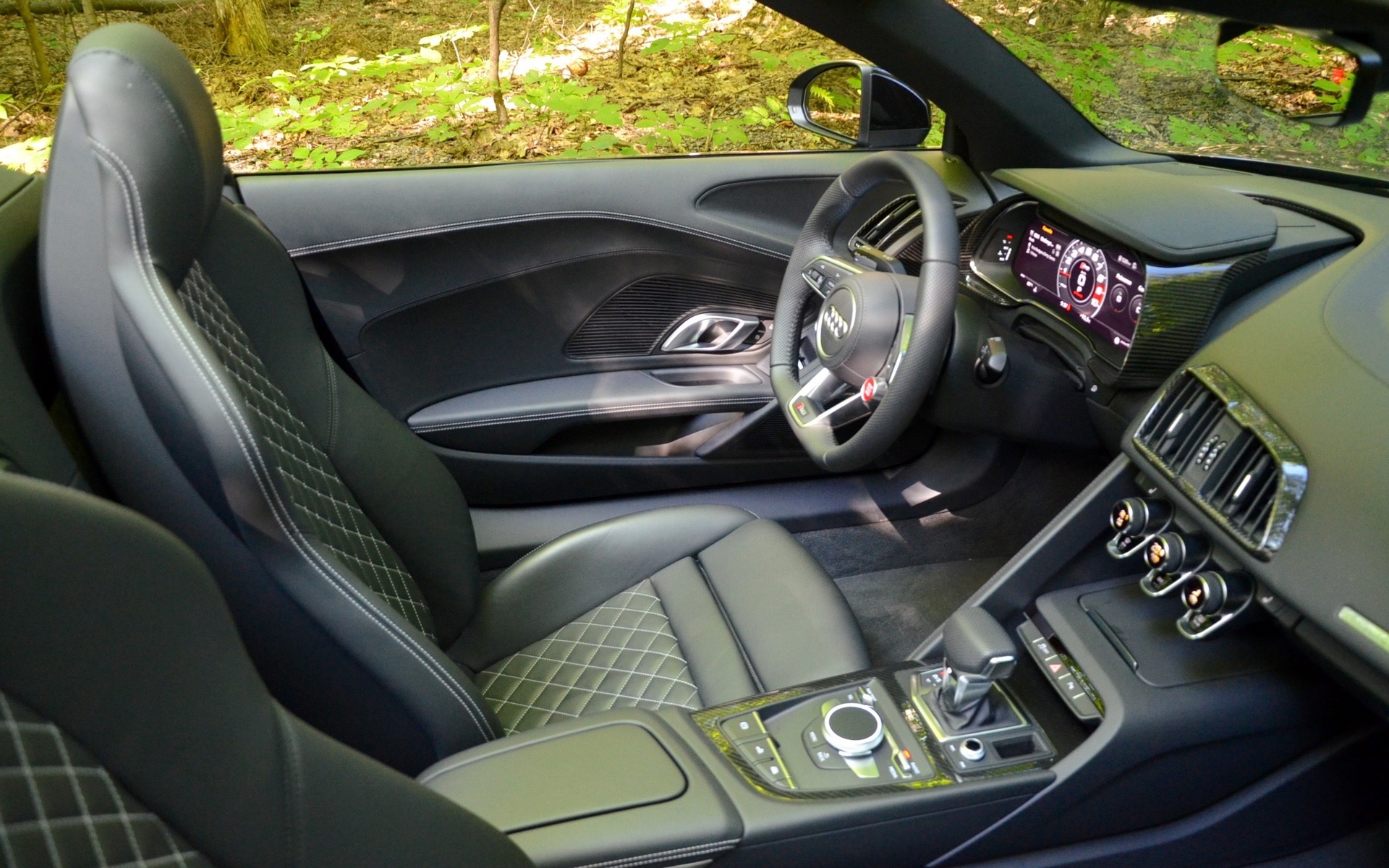 <p>Audi R8 Spyder 2018 - Vue d'ensemble de l'habitacle.</p>