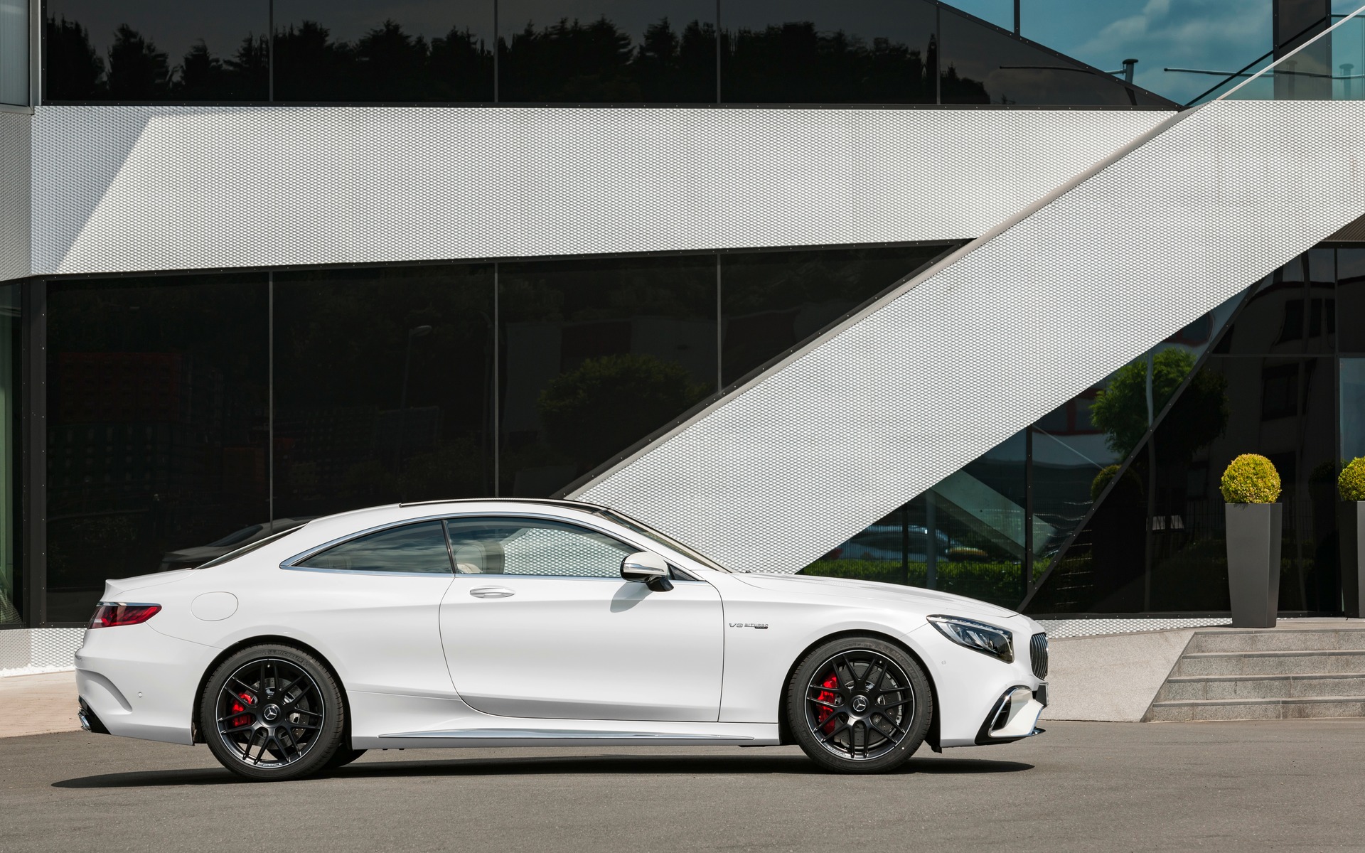 <p>Mercedes-AMG S 63 4MATIC+</p>