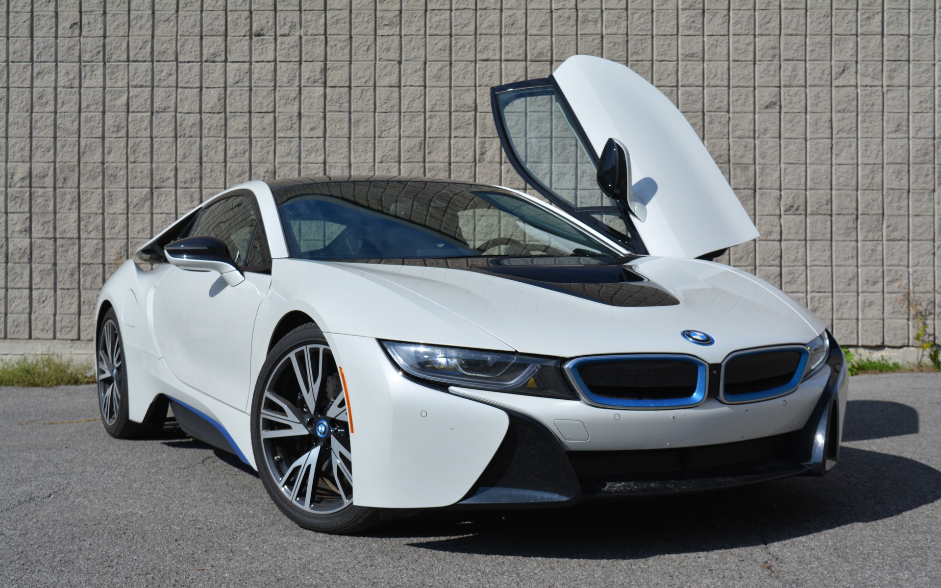 2017 BMW i8: BMW Showcase - The Car Guide