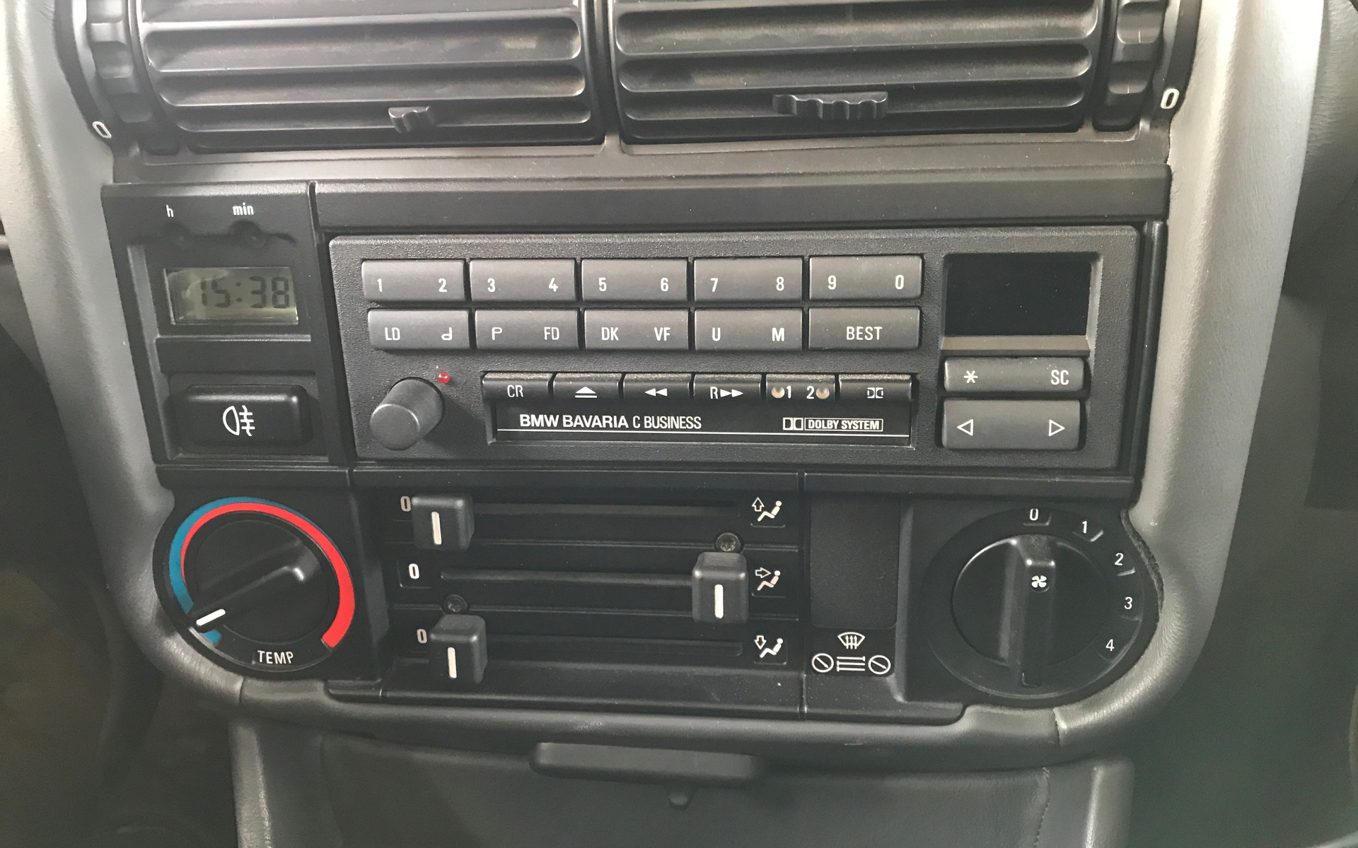 <p>BMW Z1 : Radio-cassette!</p>