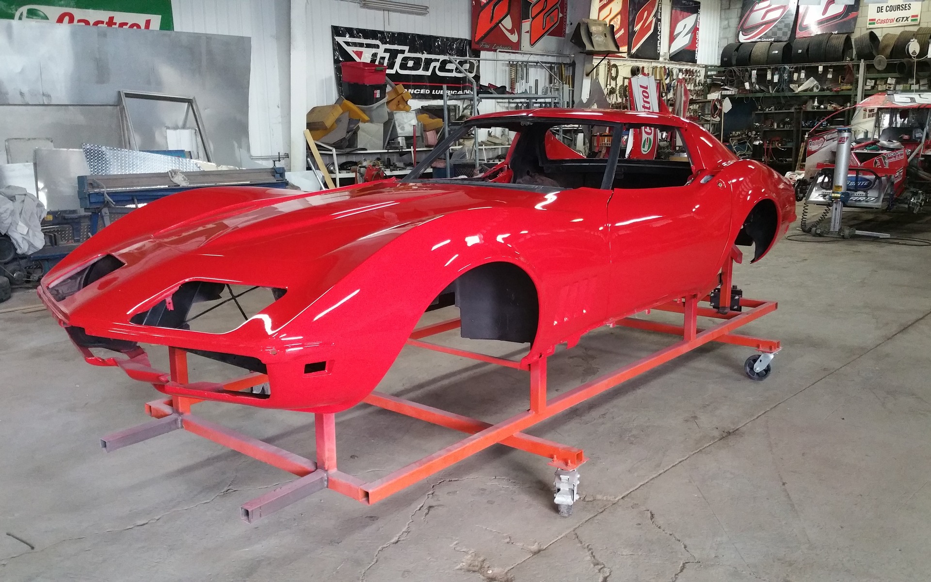 <p>Notre Corvette 1968, une fois repeinte en rouge.</p>