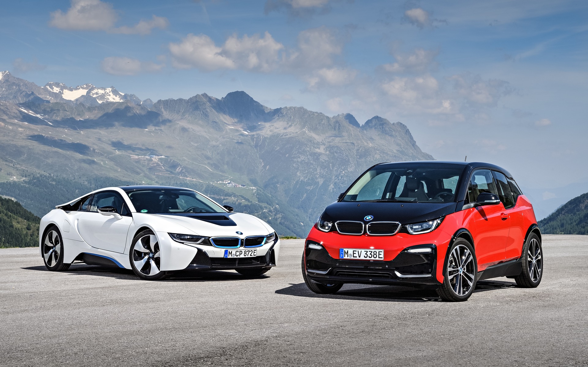 <p>La nouvelle BMW i3s et sa soeur hybride, la i8</p>