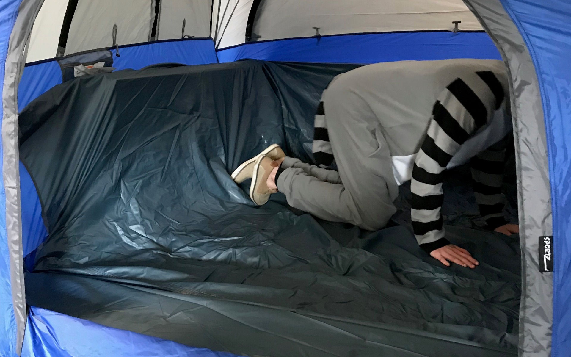<p>Raton Raymond s'est gliss&eacute; dans notre tente</p>