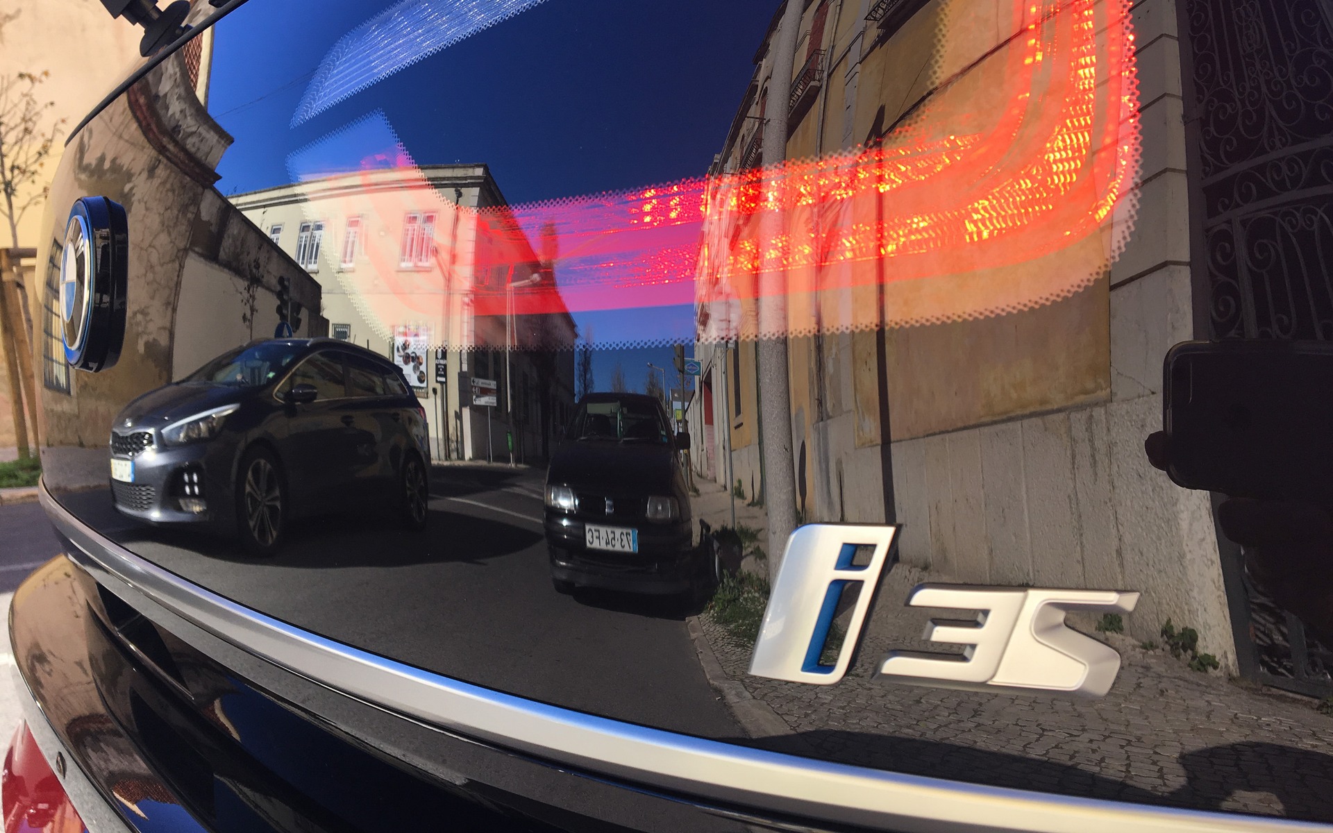 <p>La BMW i3s dans les rues de Lisbonne</p>
