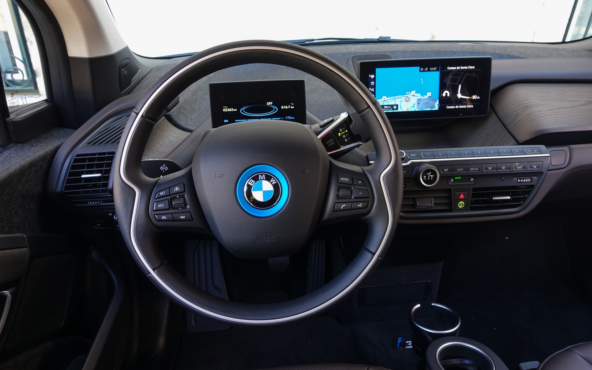 <p>BMW i3s 2018 avec son petit et son grand &eacute;cran</p>
