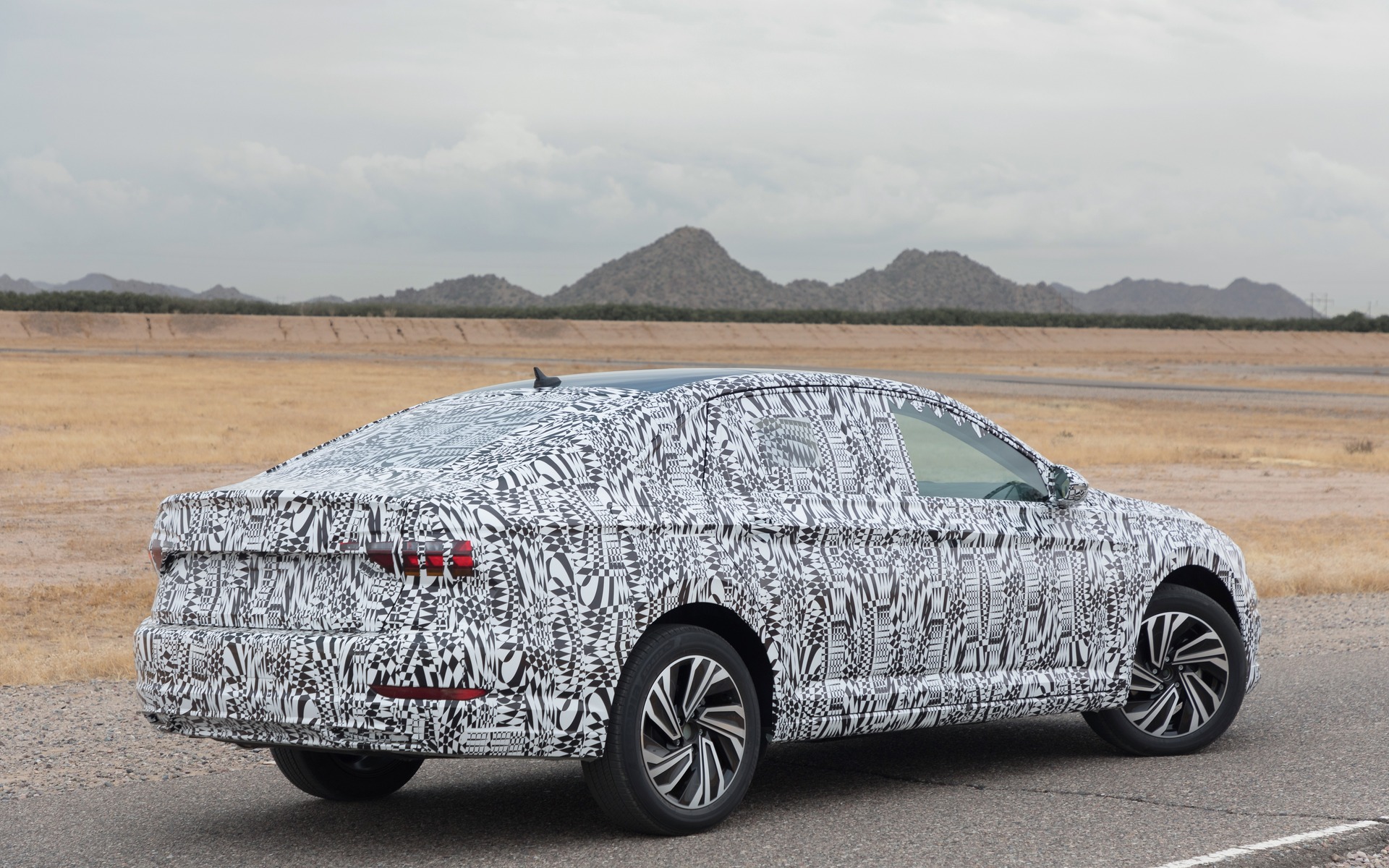 <p>Volkswagen Jetta 2019, habill&eacute;e d'un camouflage.</p>