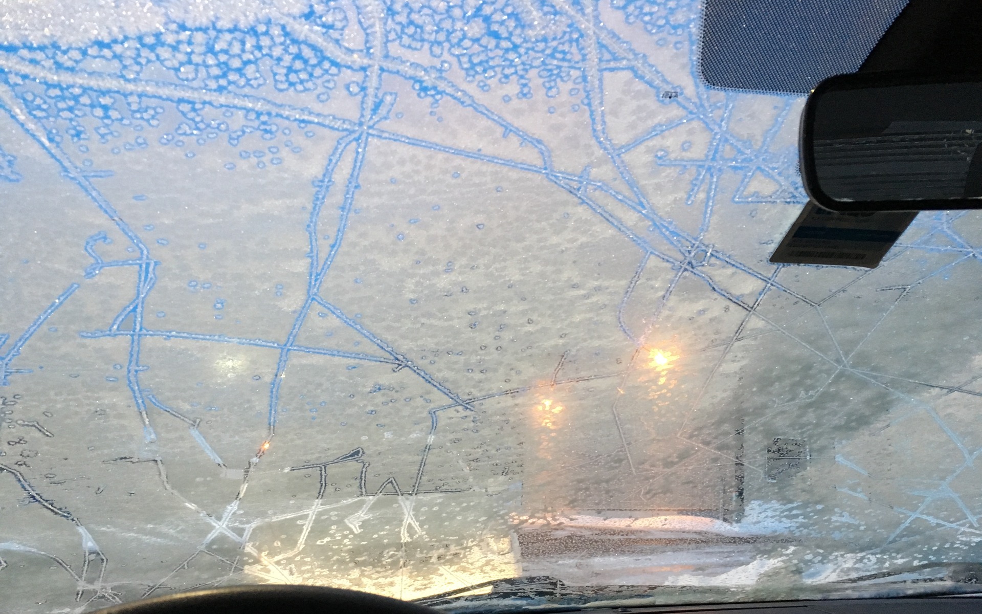 Comment dégivre-t-on l'intérieur d'une vitre d'auto en hiver