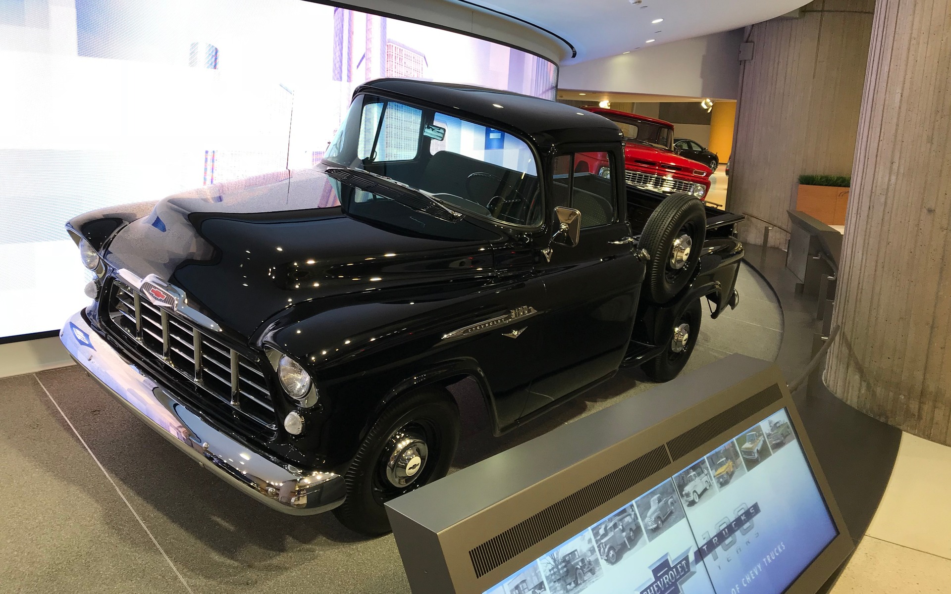 <p>Renaissance Center : Chevrolet 3&nbsp;100 1956.</p>