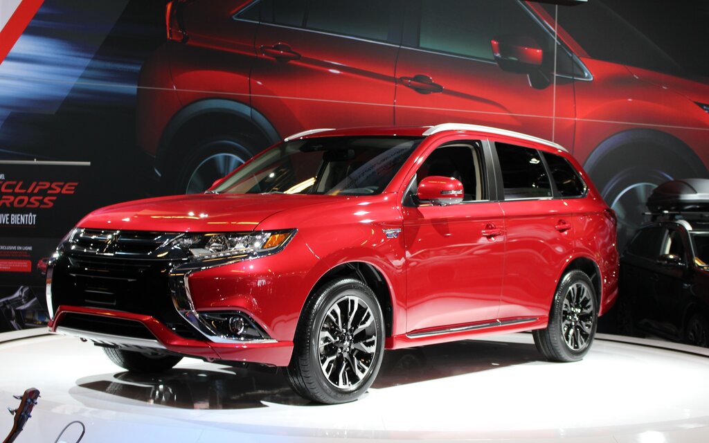 Canadian Premiere 2018 Mitsubishi Outlander PHEV is the First Compact Plugin Hybrid SUV The