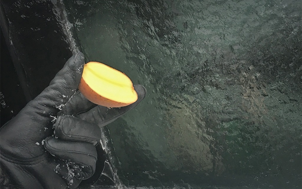 Une Vue De L'intérieur De La Voiture Du Nettoyage Des Essuie-glaces Pendant  La Nuit De Fortes Pluies